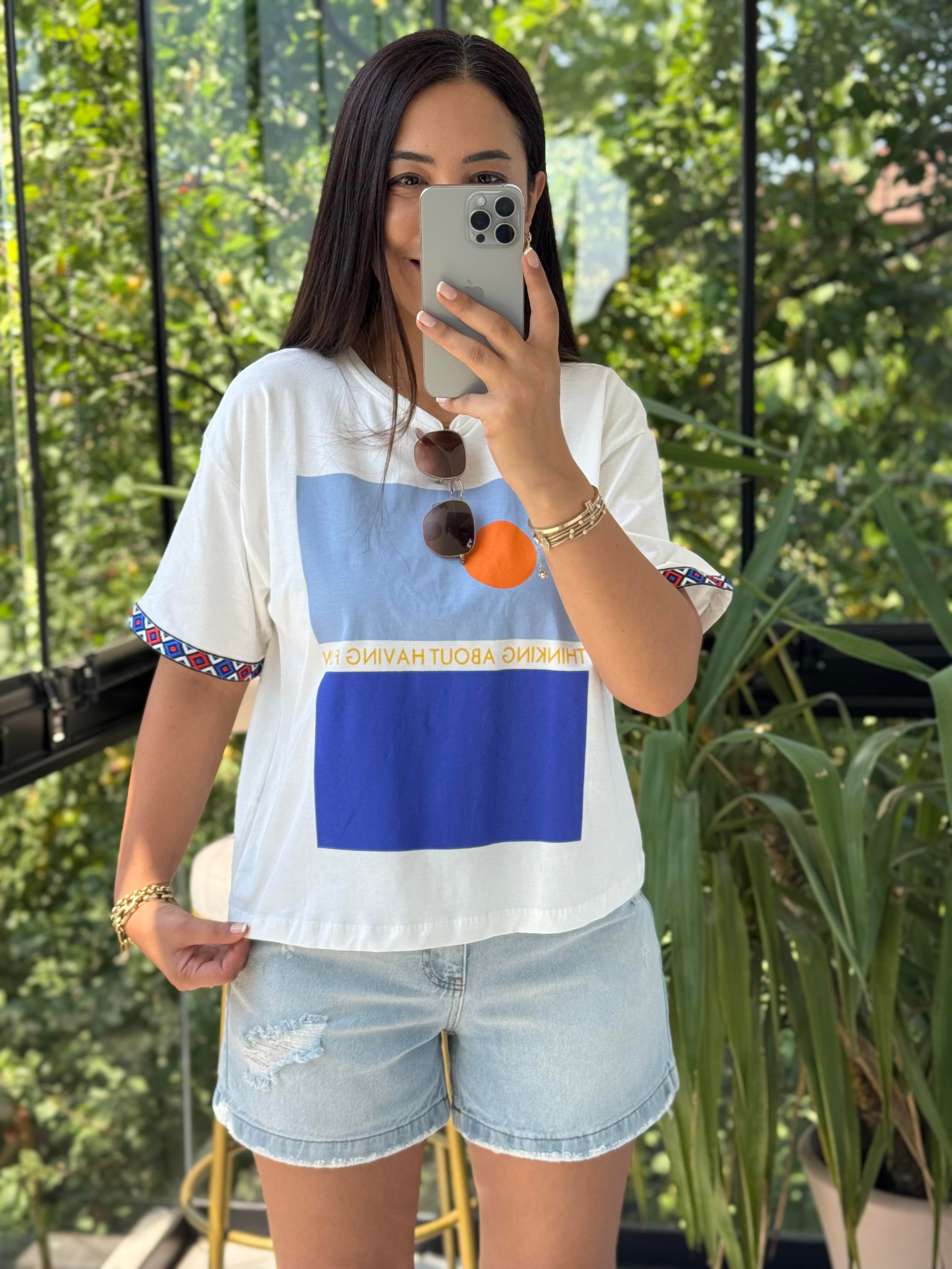 Kolu Nakışlı Basklı Tişört Beyaz