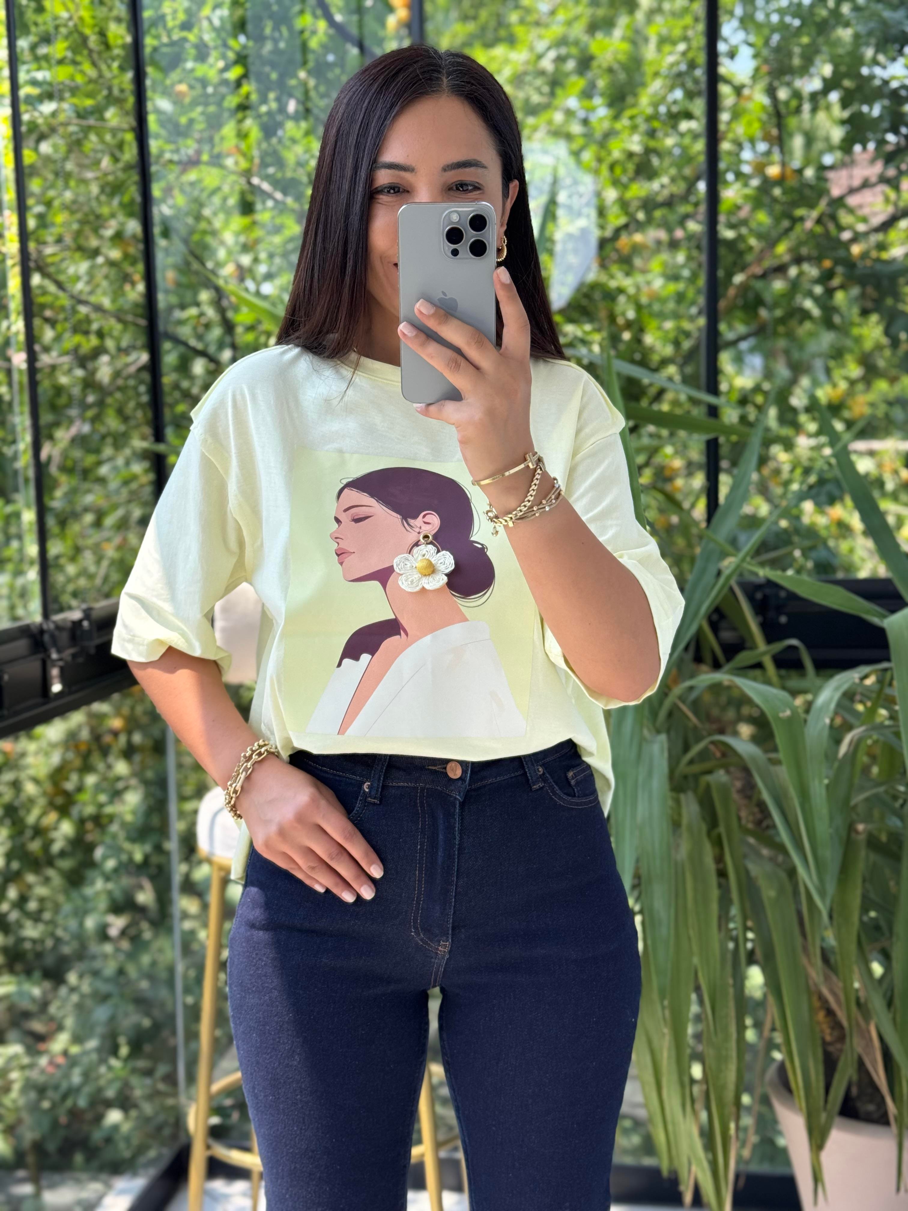 Küpe Detaylı Tişört Sarı