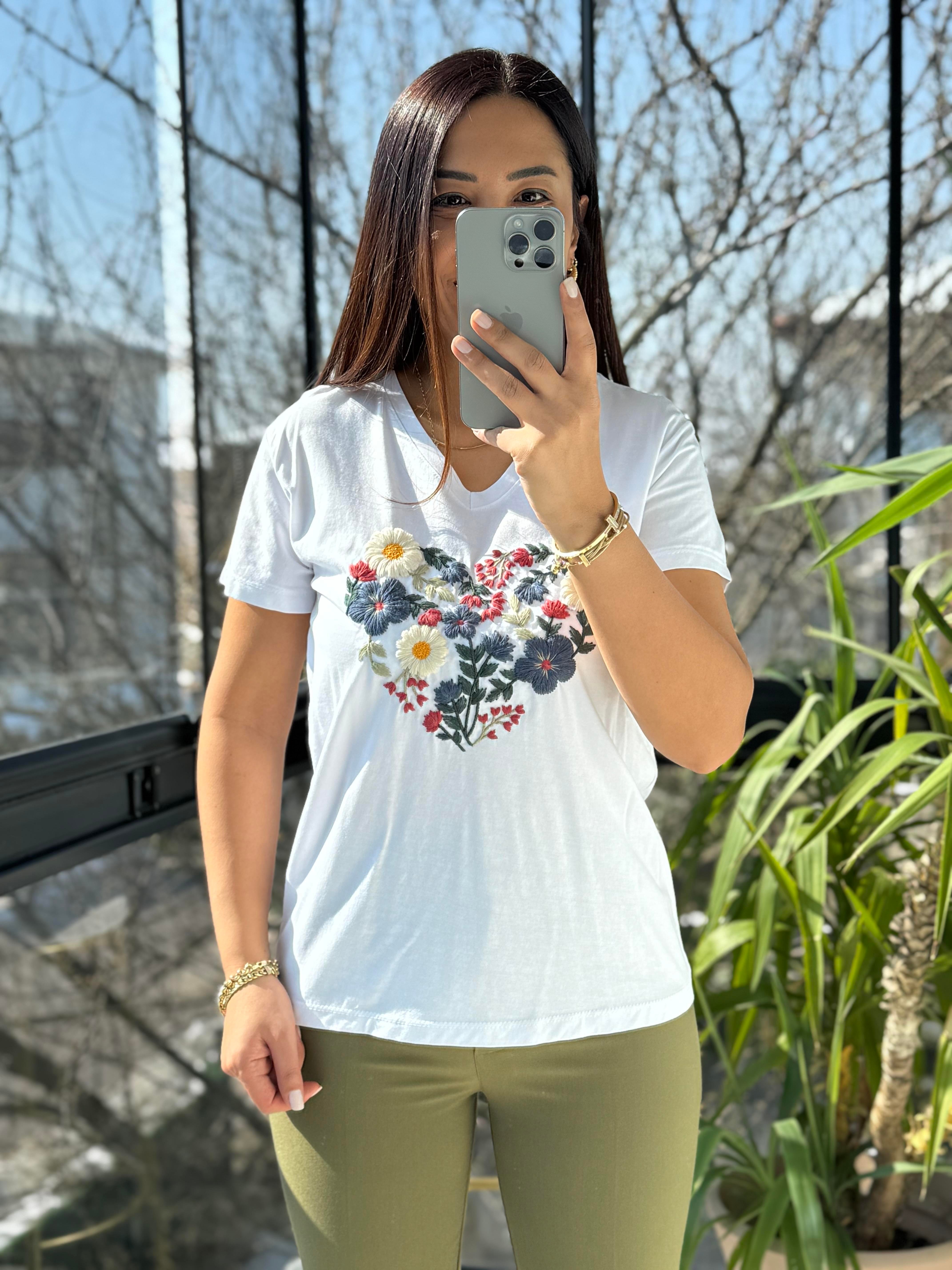 Pamuklu Tişört Çiçek Nakışlı