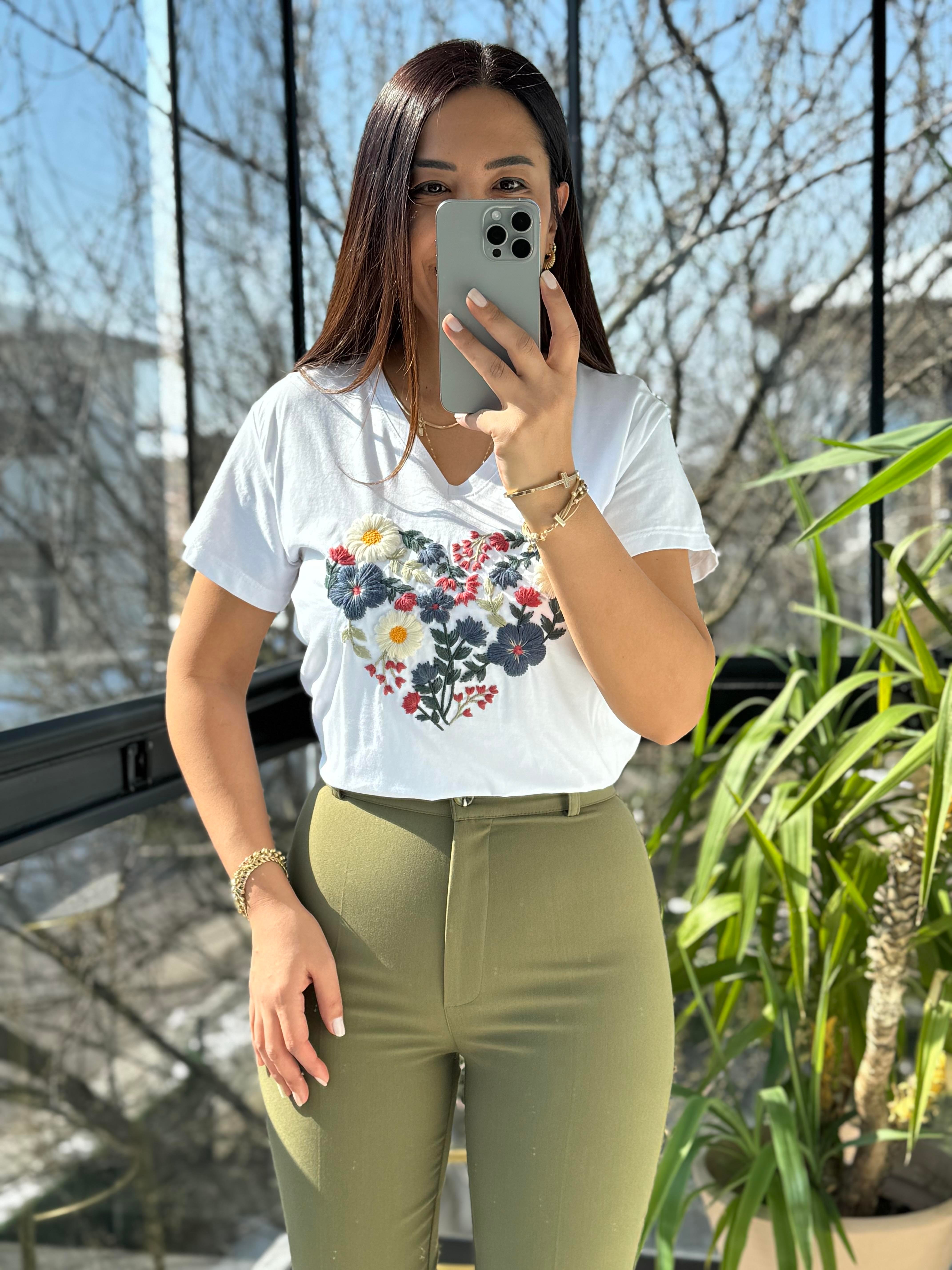 Pamuklu Tişört Çiçek Nakışlı