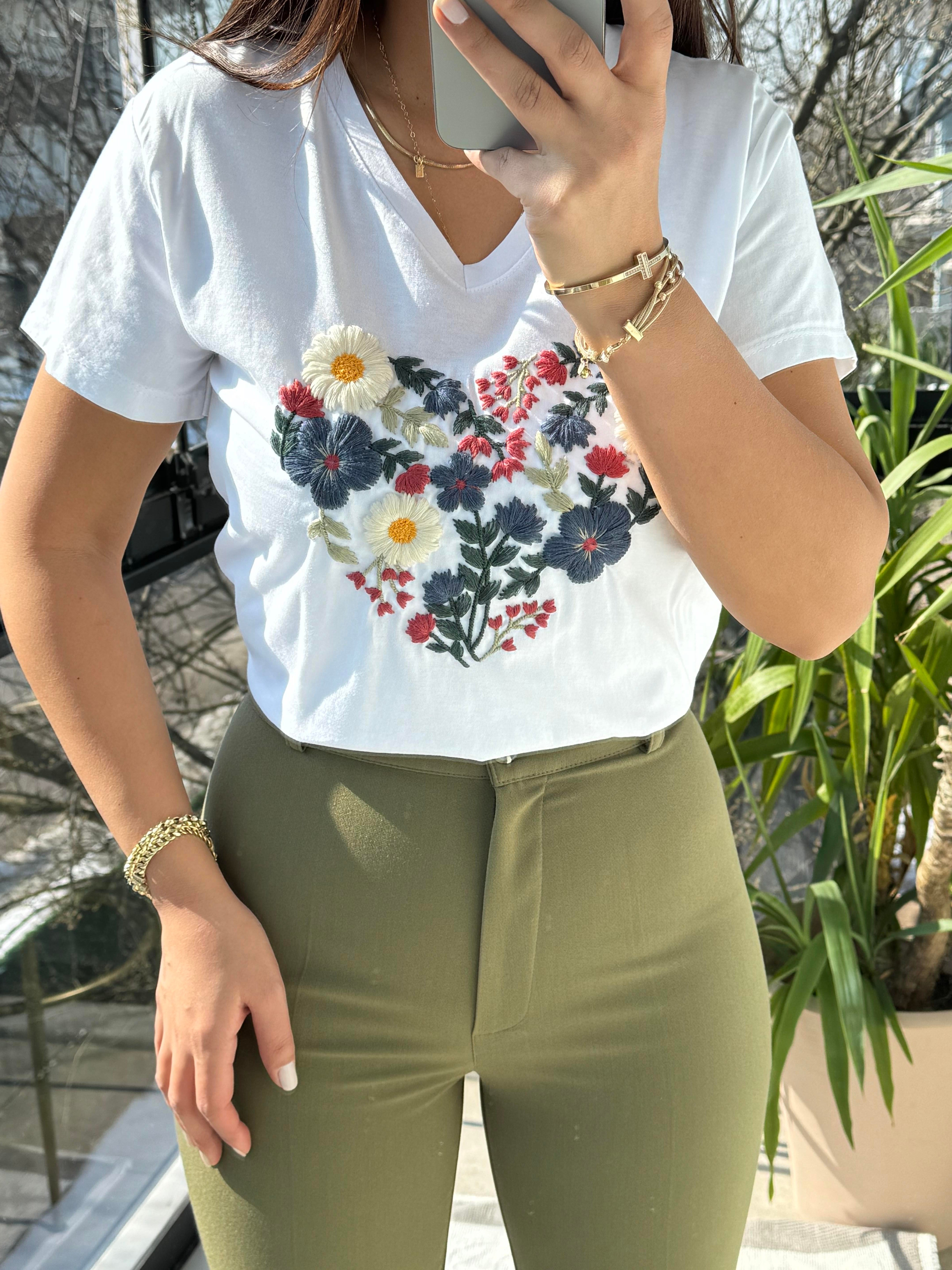 Pamuklu Tişört Çiçek Nakışlı