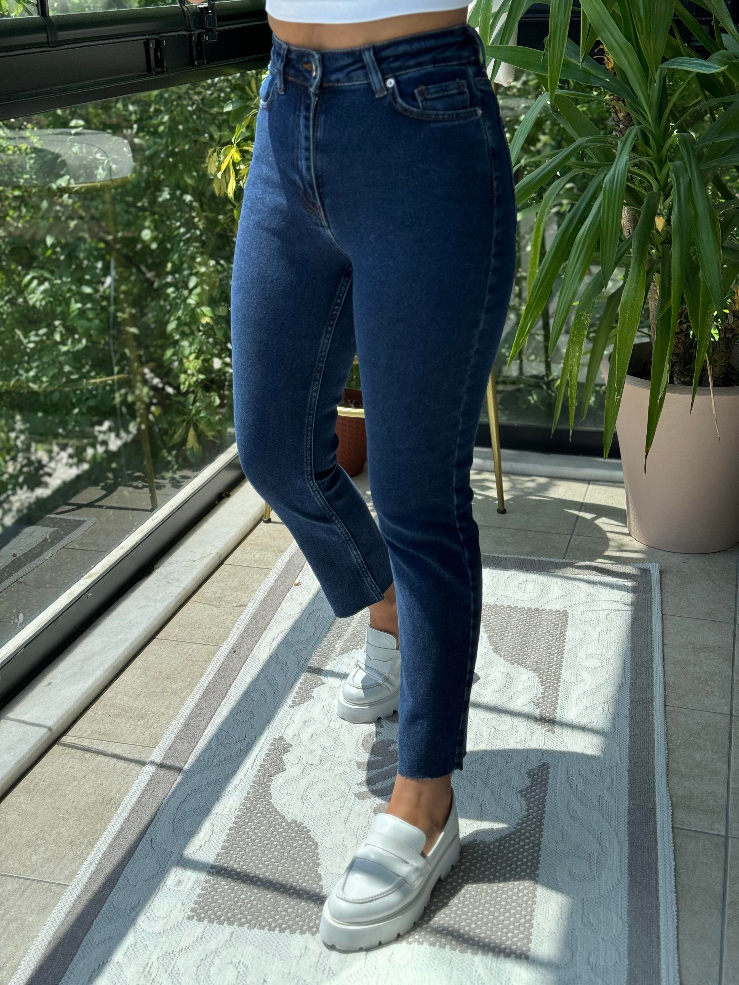 Premium Kalite Kesik Paça Jean Koyu Düz Lacivert