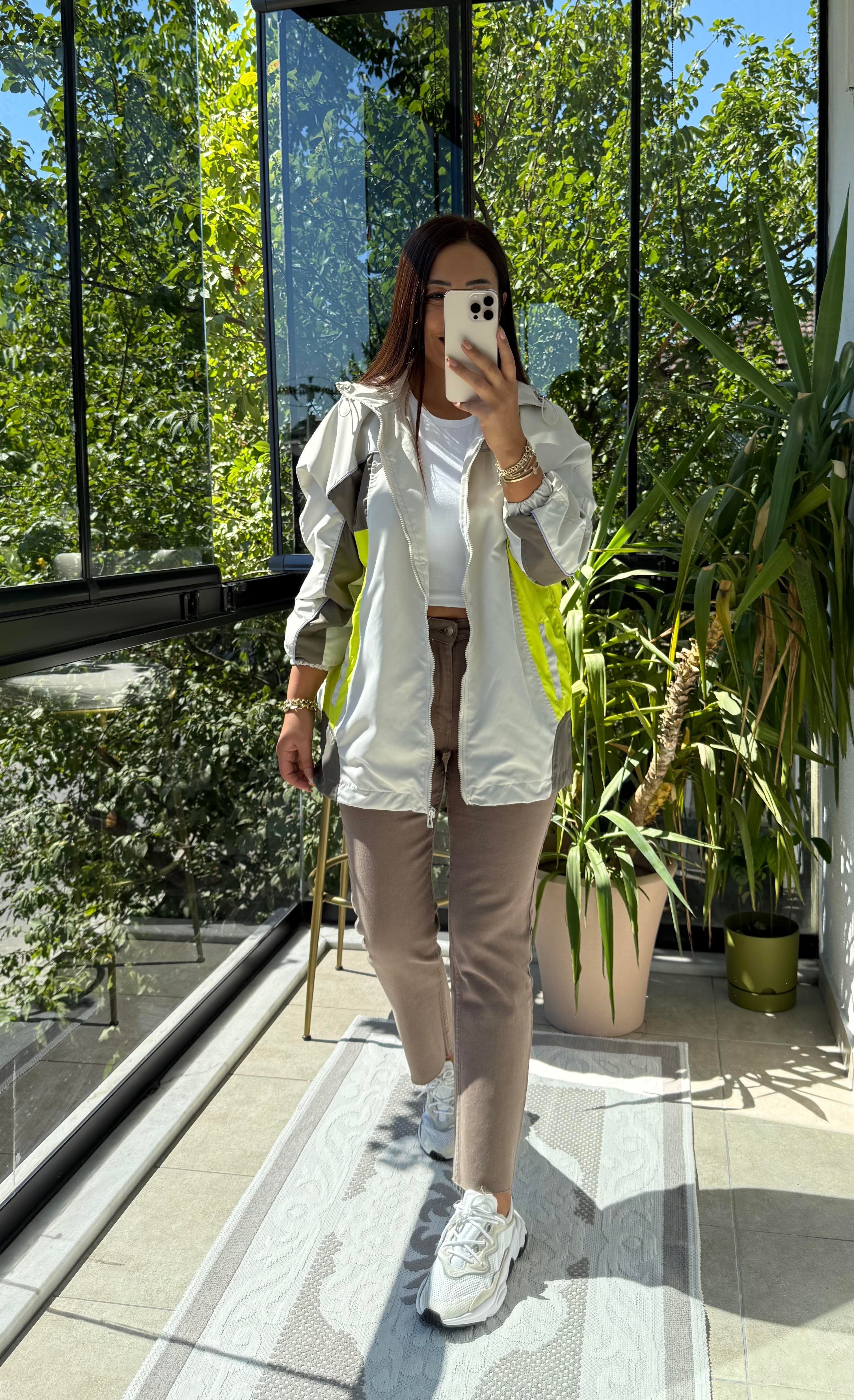 Renk Bloklu Yağmurluk Taş