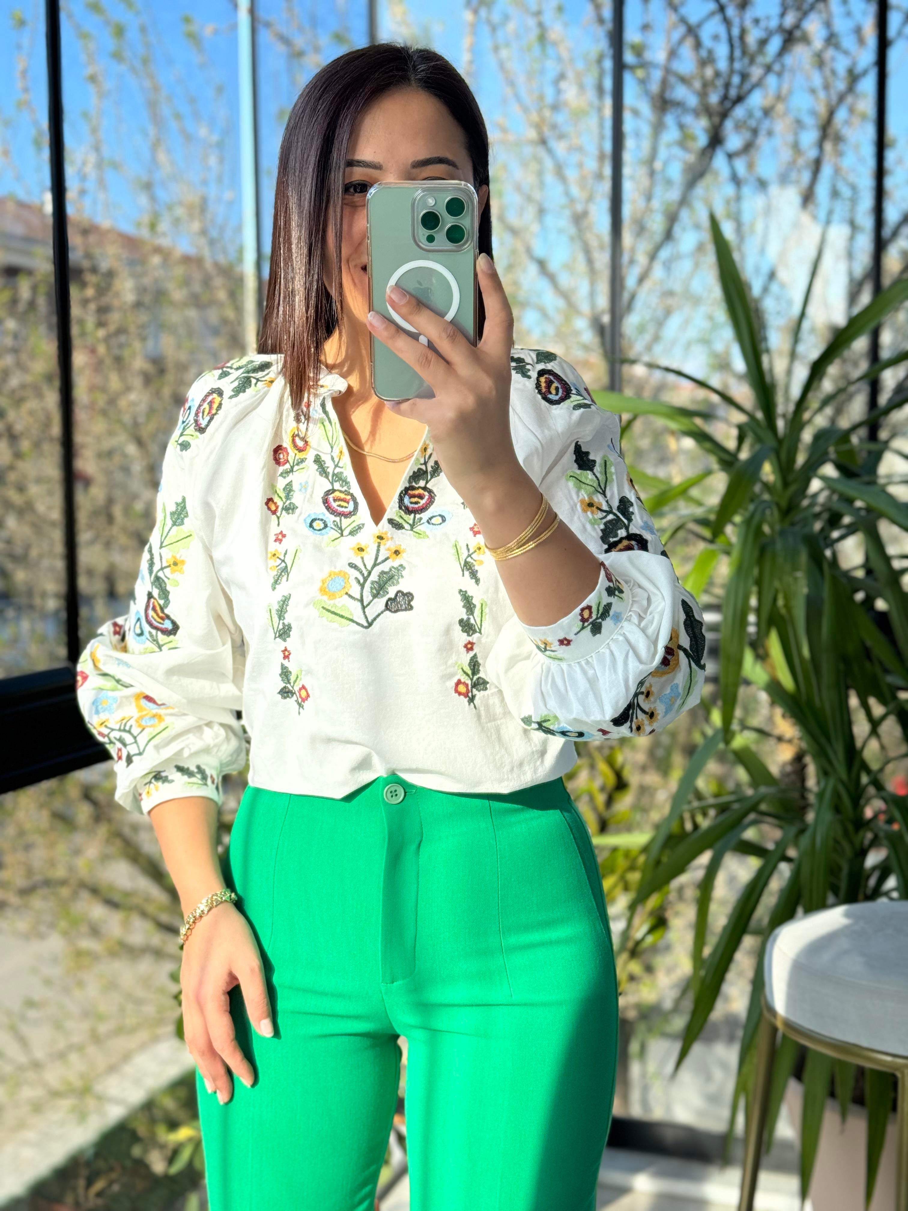 Renkli İşlemeli Bluz Beyaz