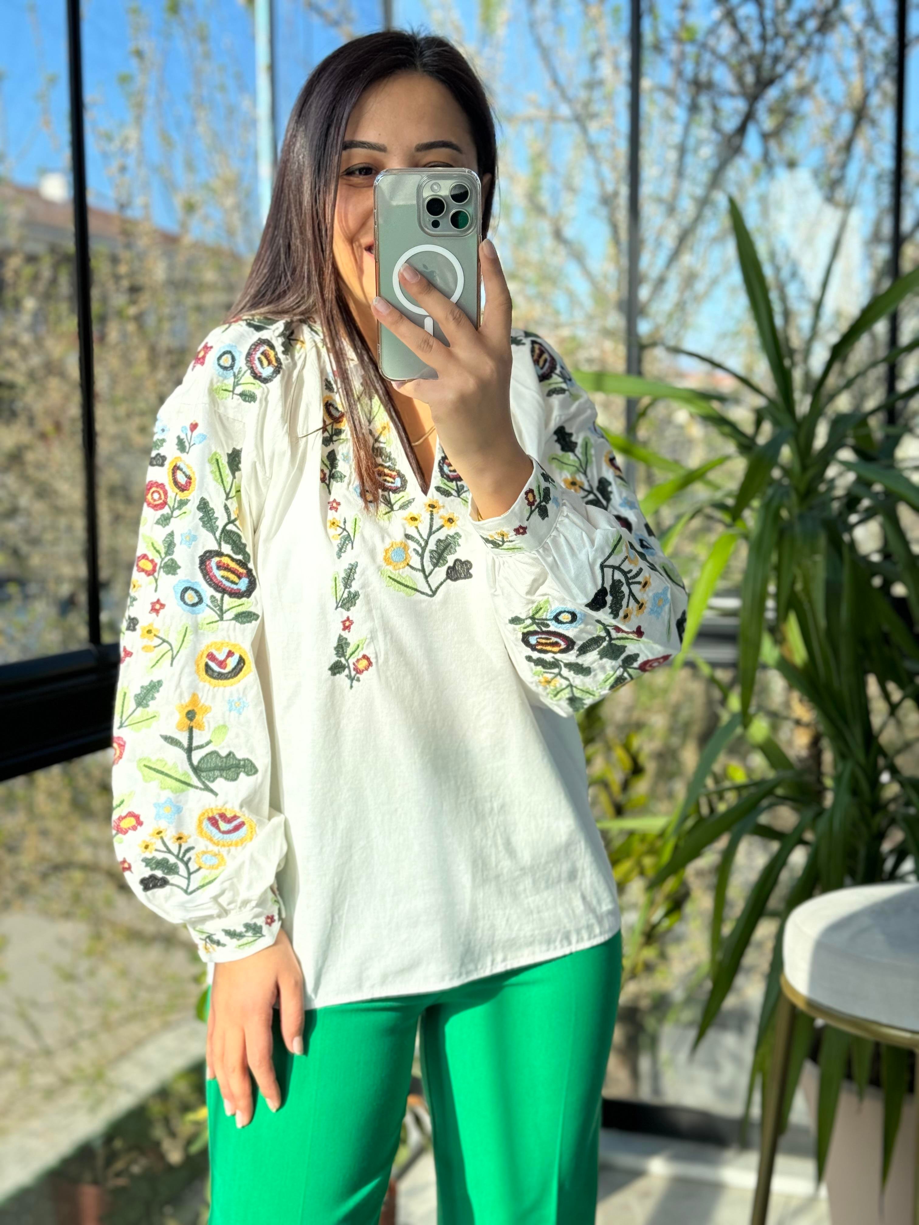 Renkli İşlemeli Bluz Beyaz