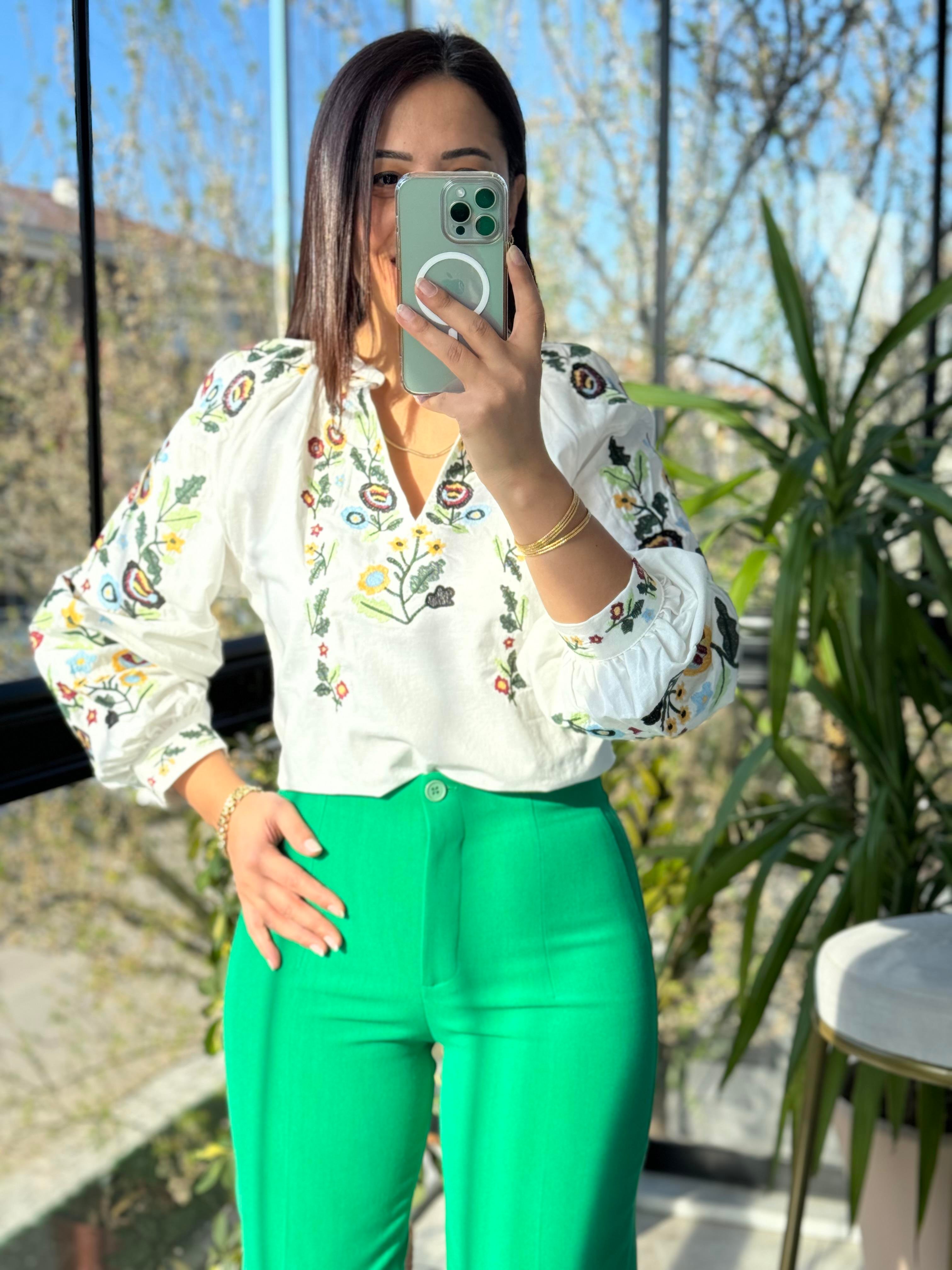 Renkli İşlemeli Bluz Beyaz