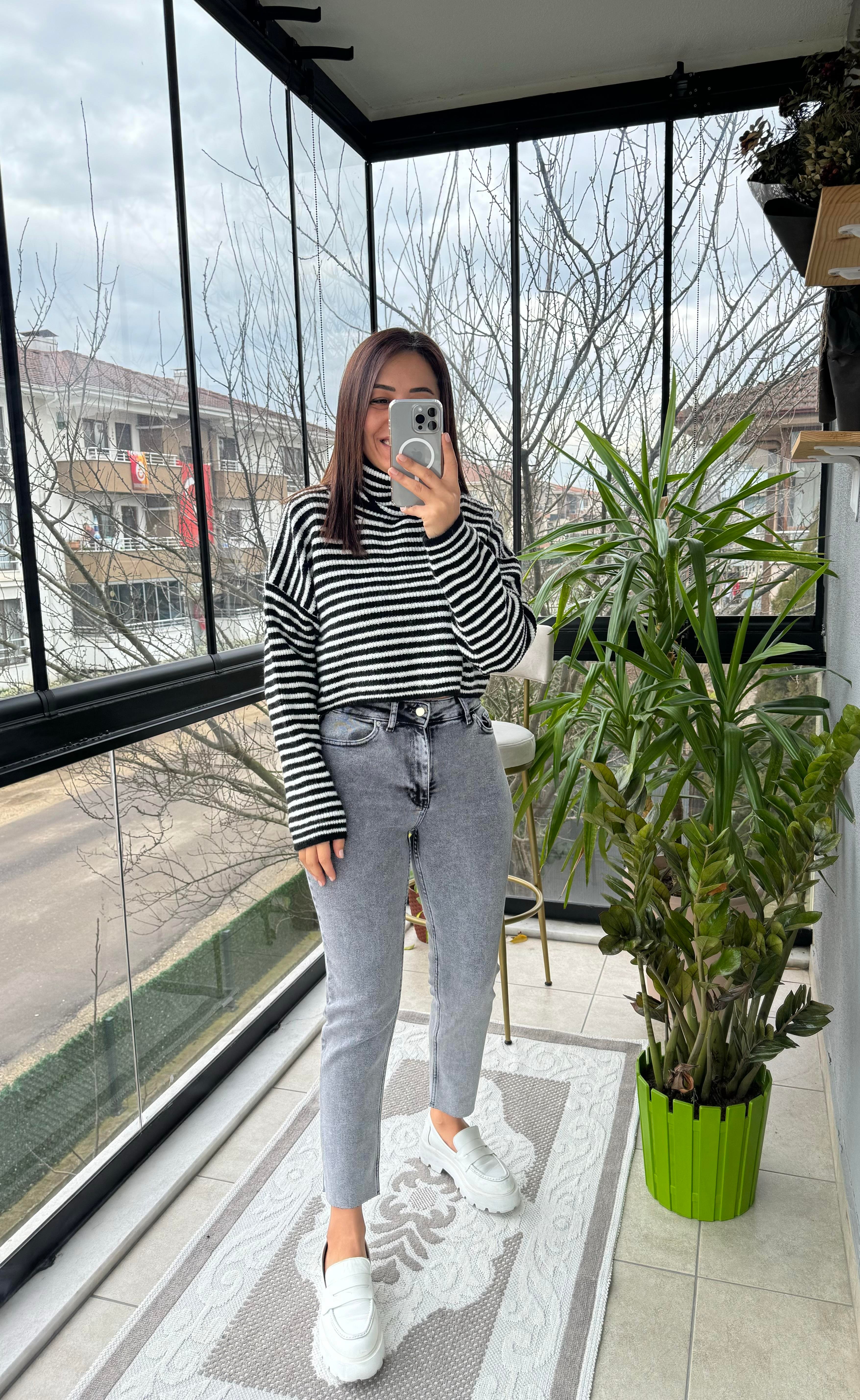 Siyah Çizgili Yumoş Kazak