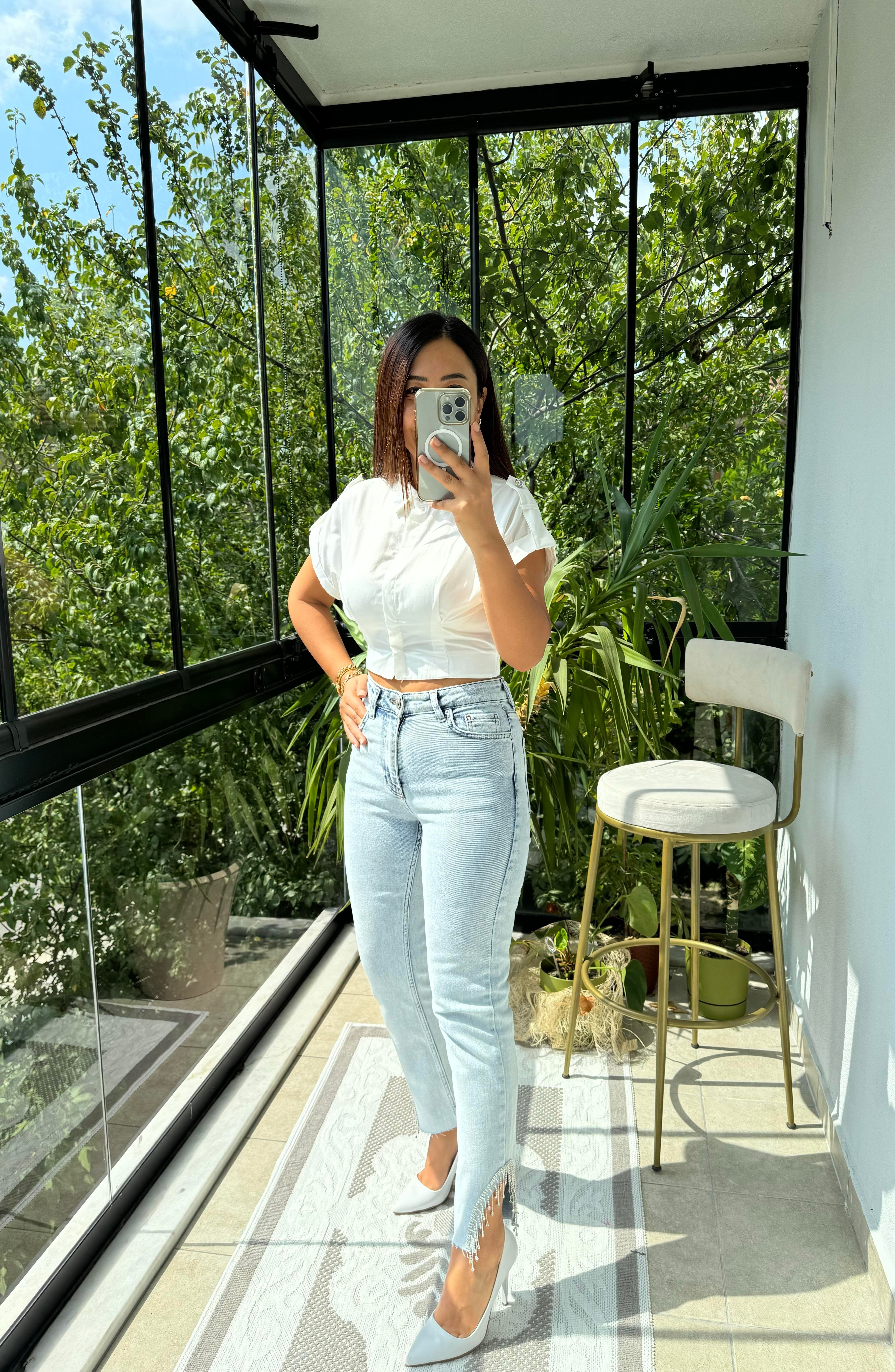 Taşlı Asimetrik Paça Jean Kar Yıkama