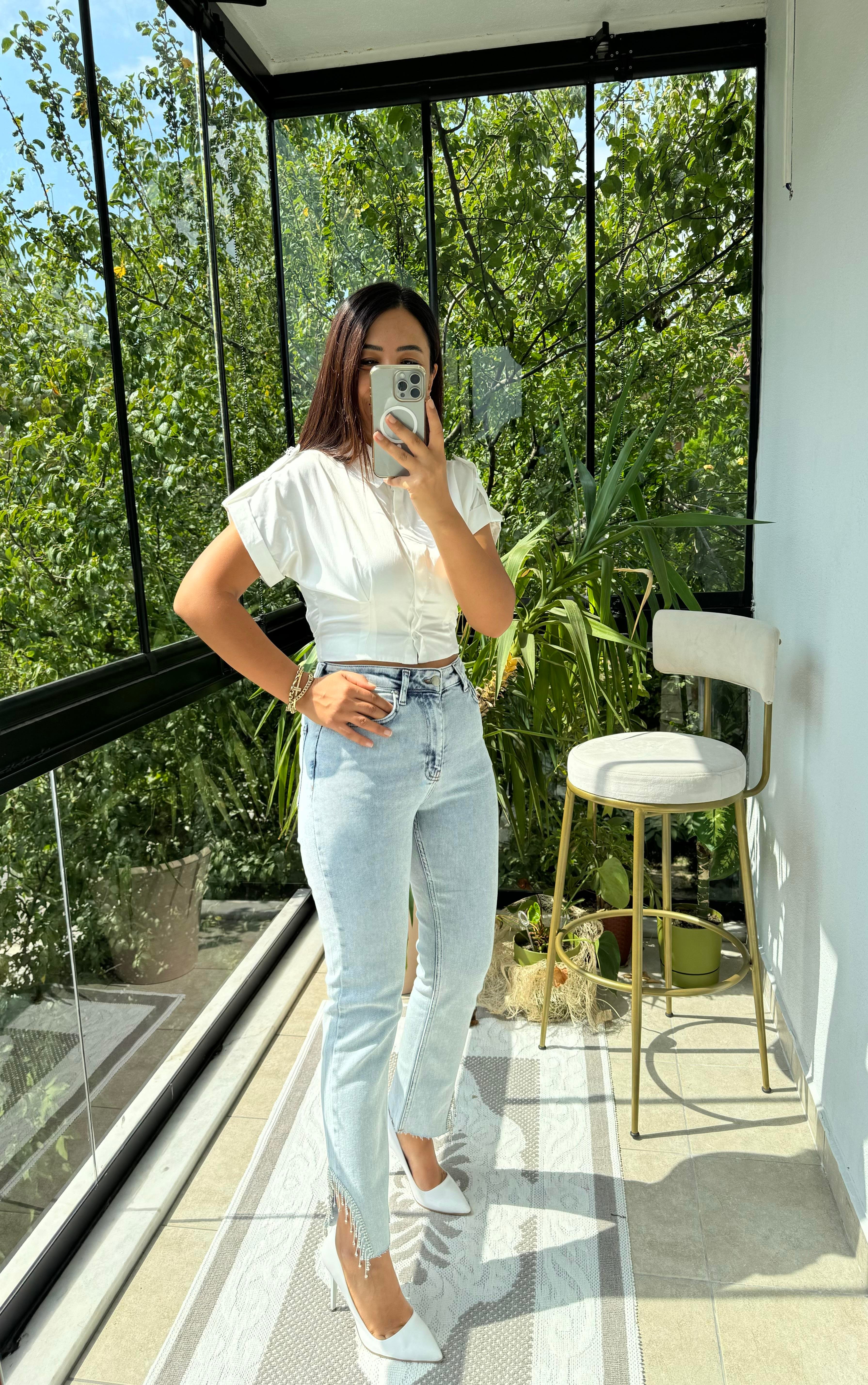 Taşlı Asimetrik Paça Jean Kar Yıkama