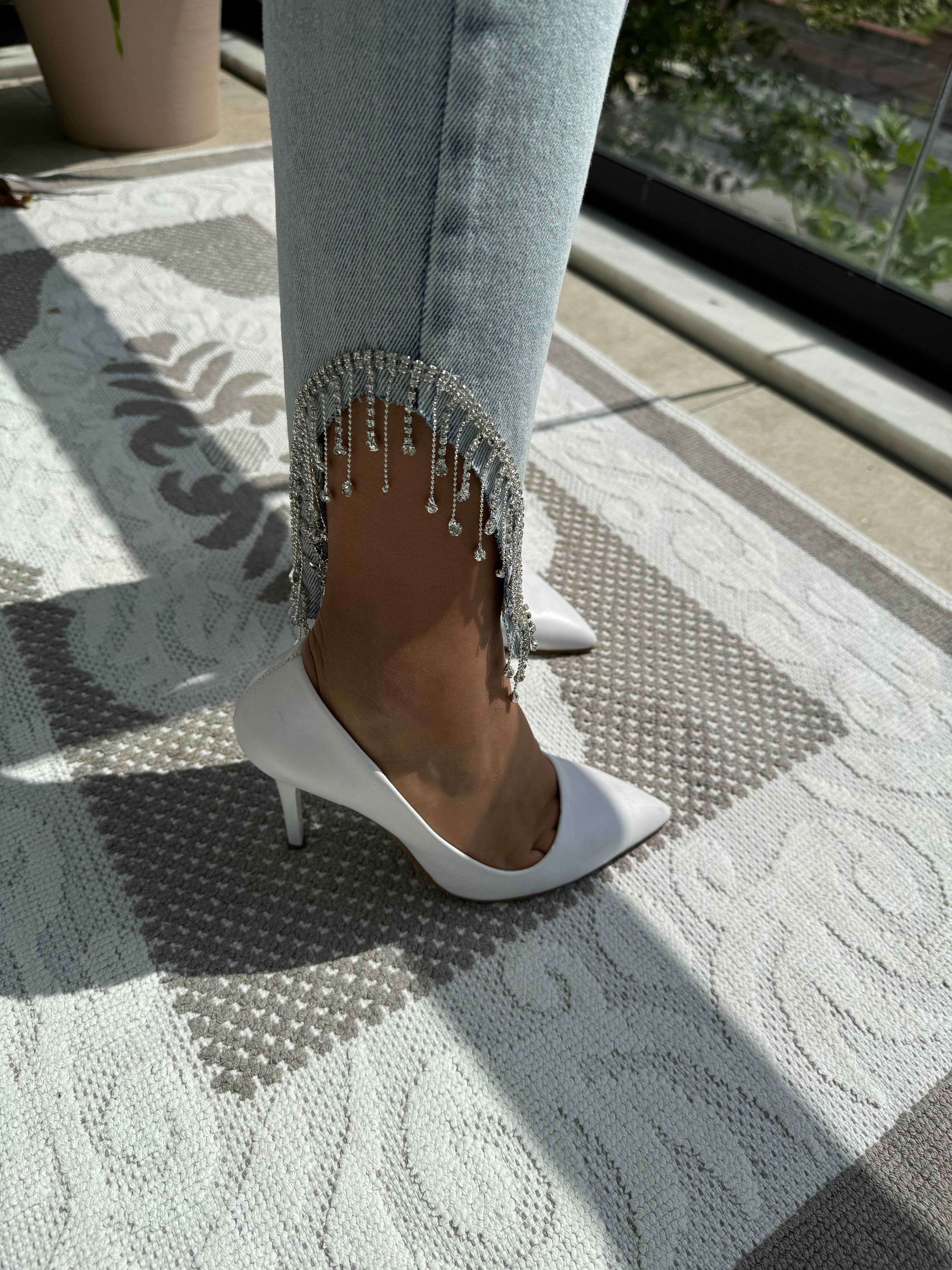 Taşlı Asimetrik Paça Jean Kar Yıkama