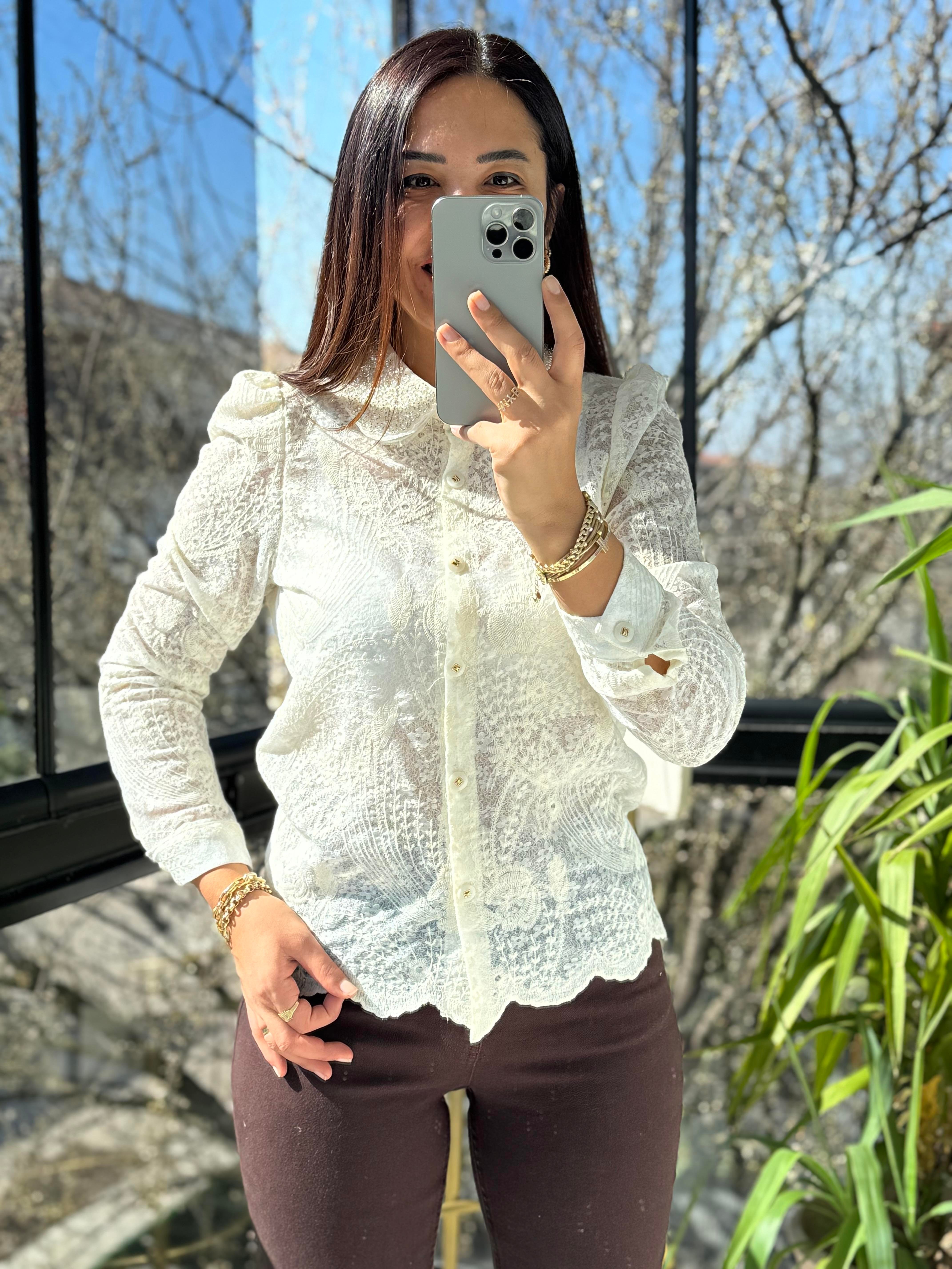Yakası Full İnicli Güpürlü Gömlek Ekru