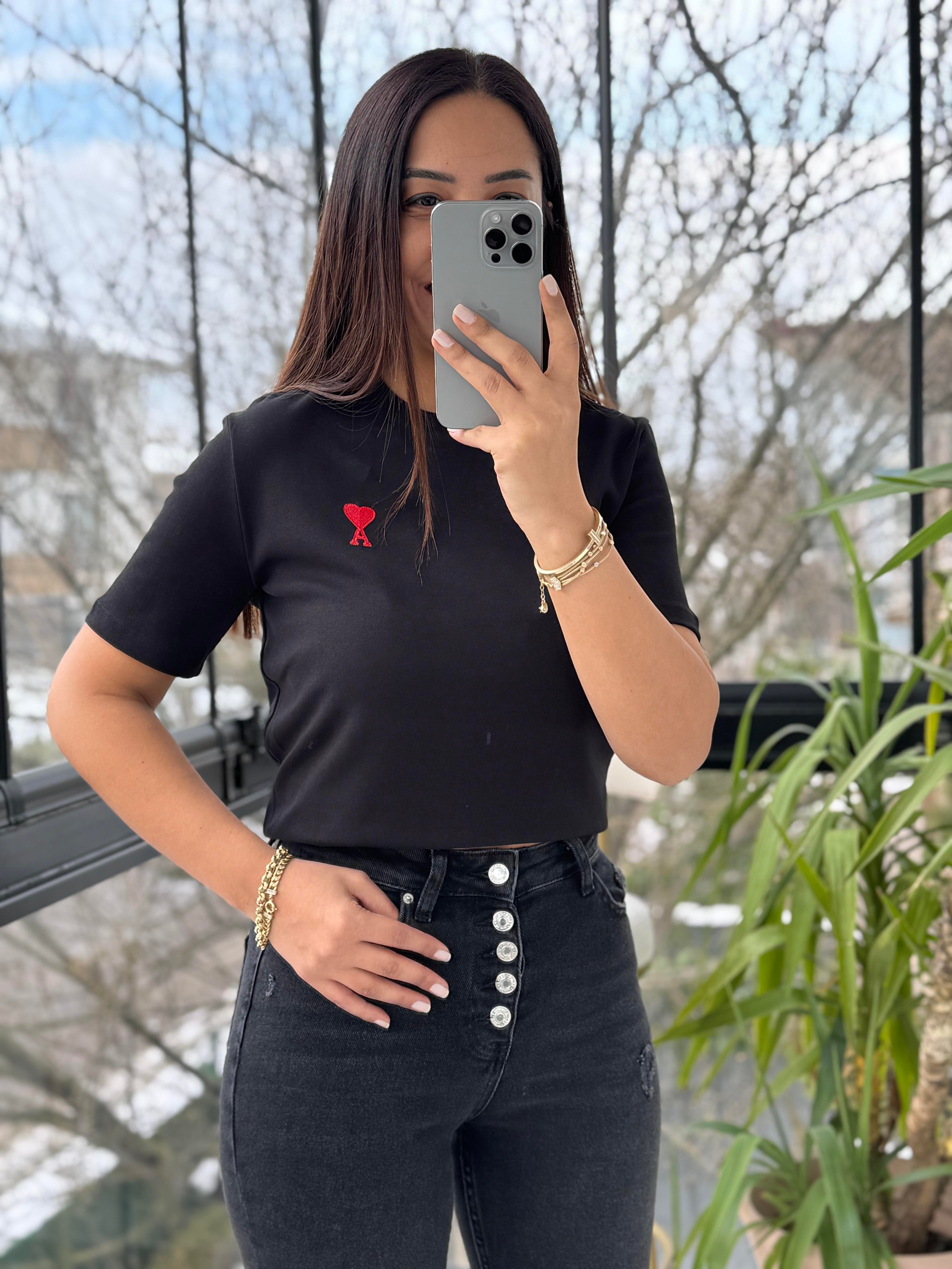 Yanı Kalp Nakışlı Tişört Siyah