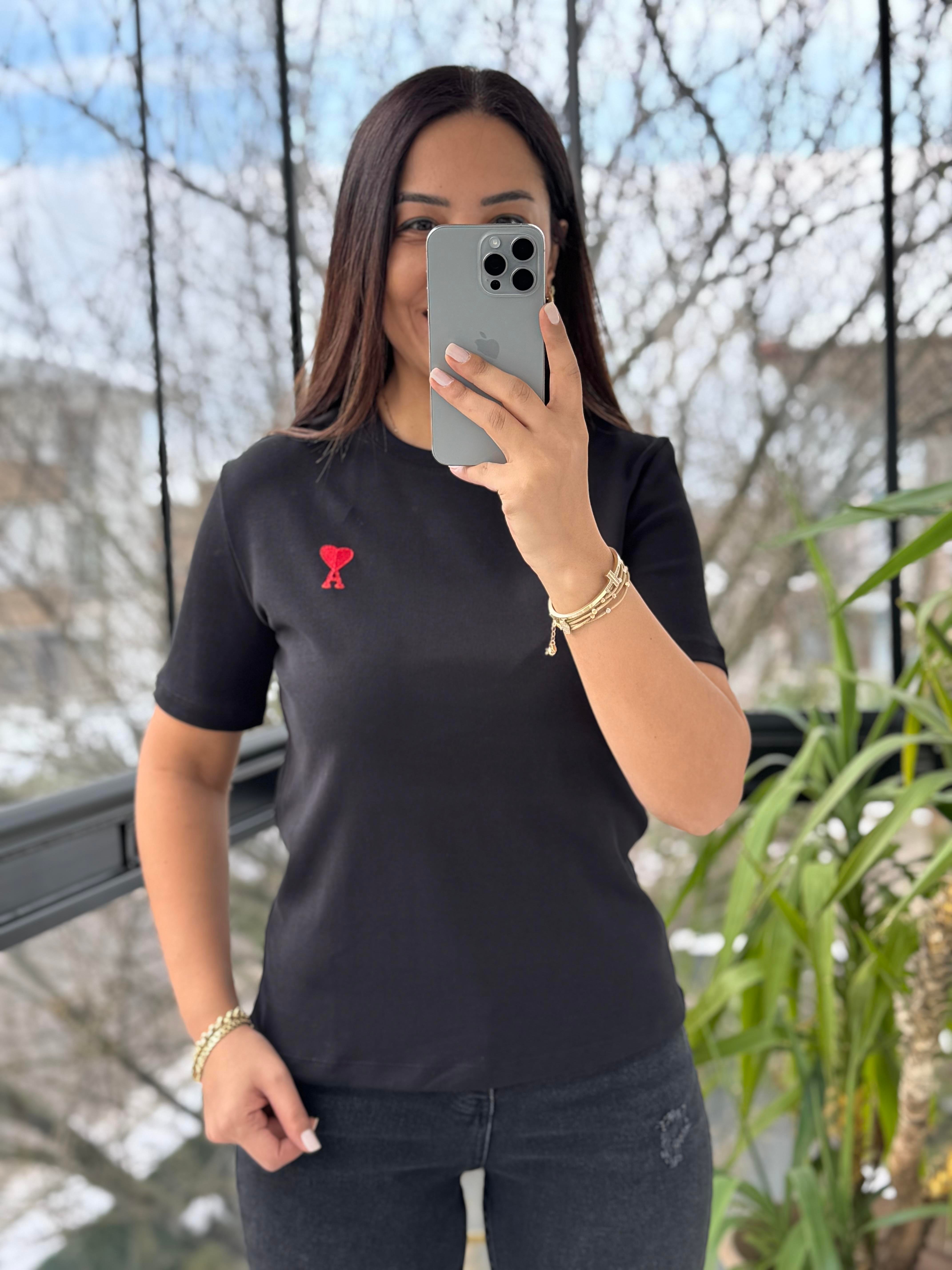 Yanı Kalp Nakışlı Tişört Siyah