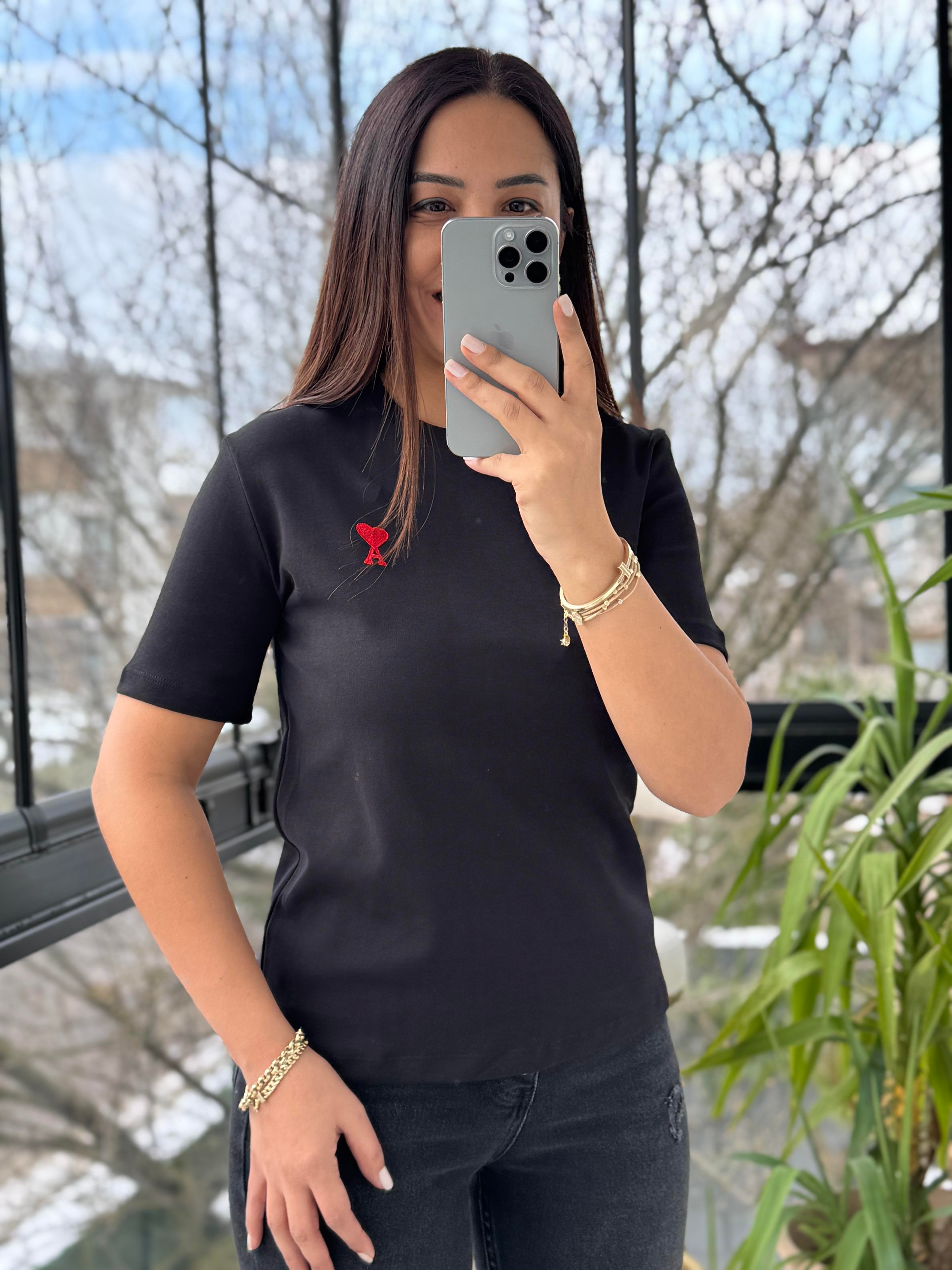 Yanı Kalp Nakışlı Tişört Siyah