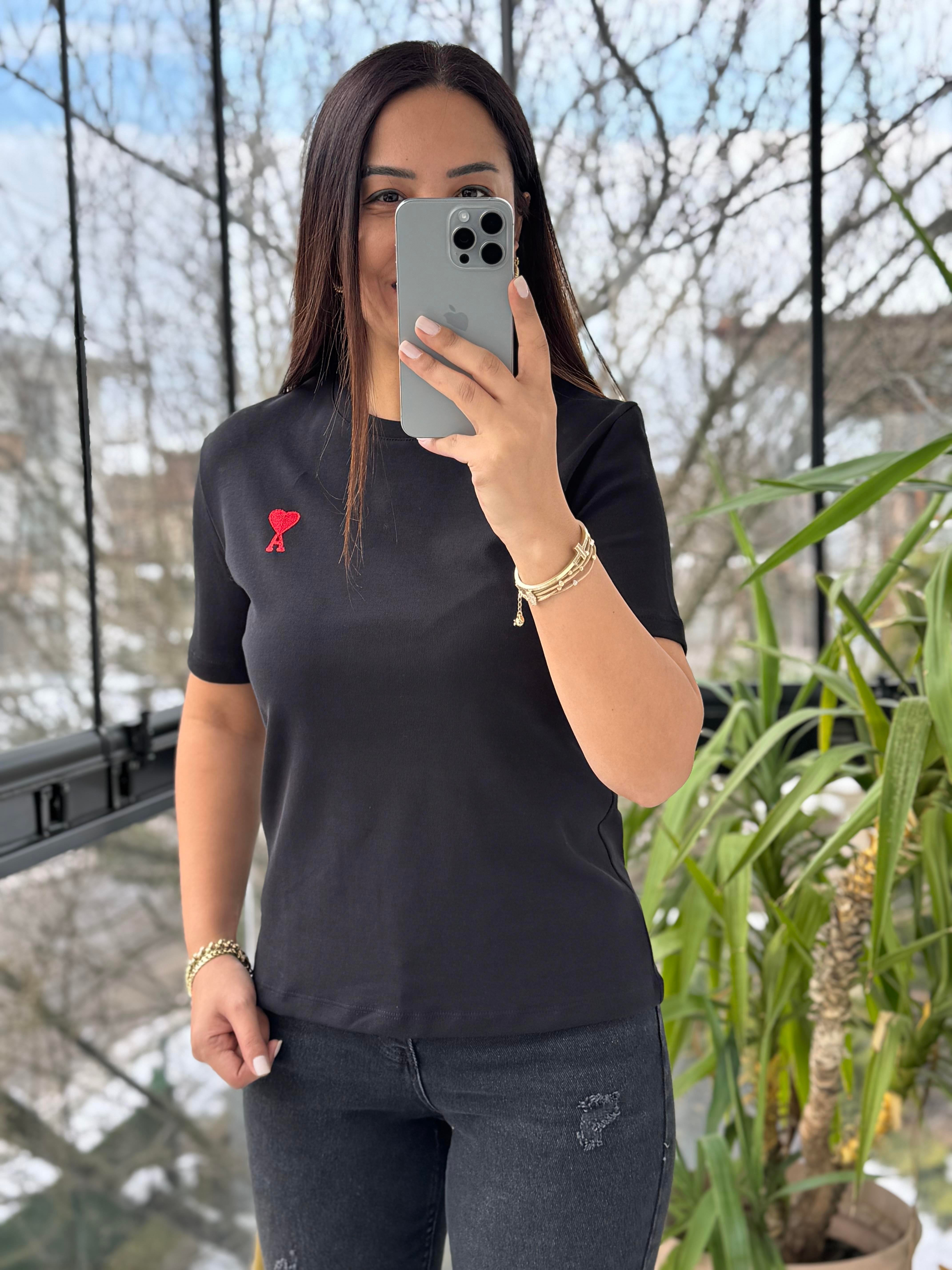 Yanı Kalp Nakışlı Tişört Siyah