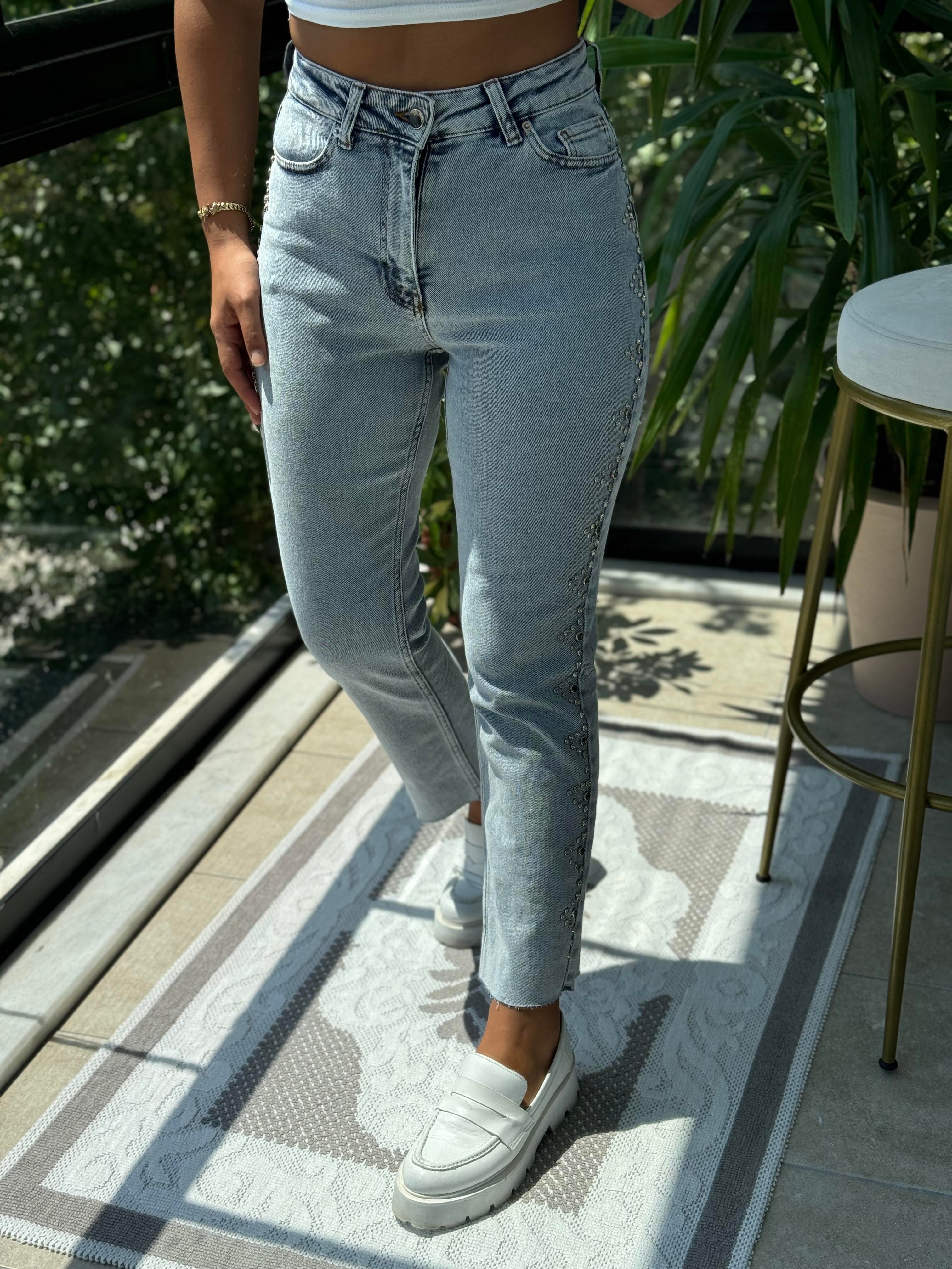 Yanları Drop Taşlı Kesik Paça Jean Kar Yıkama