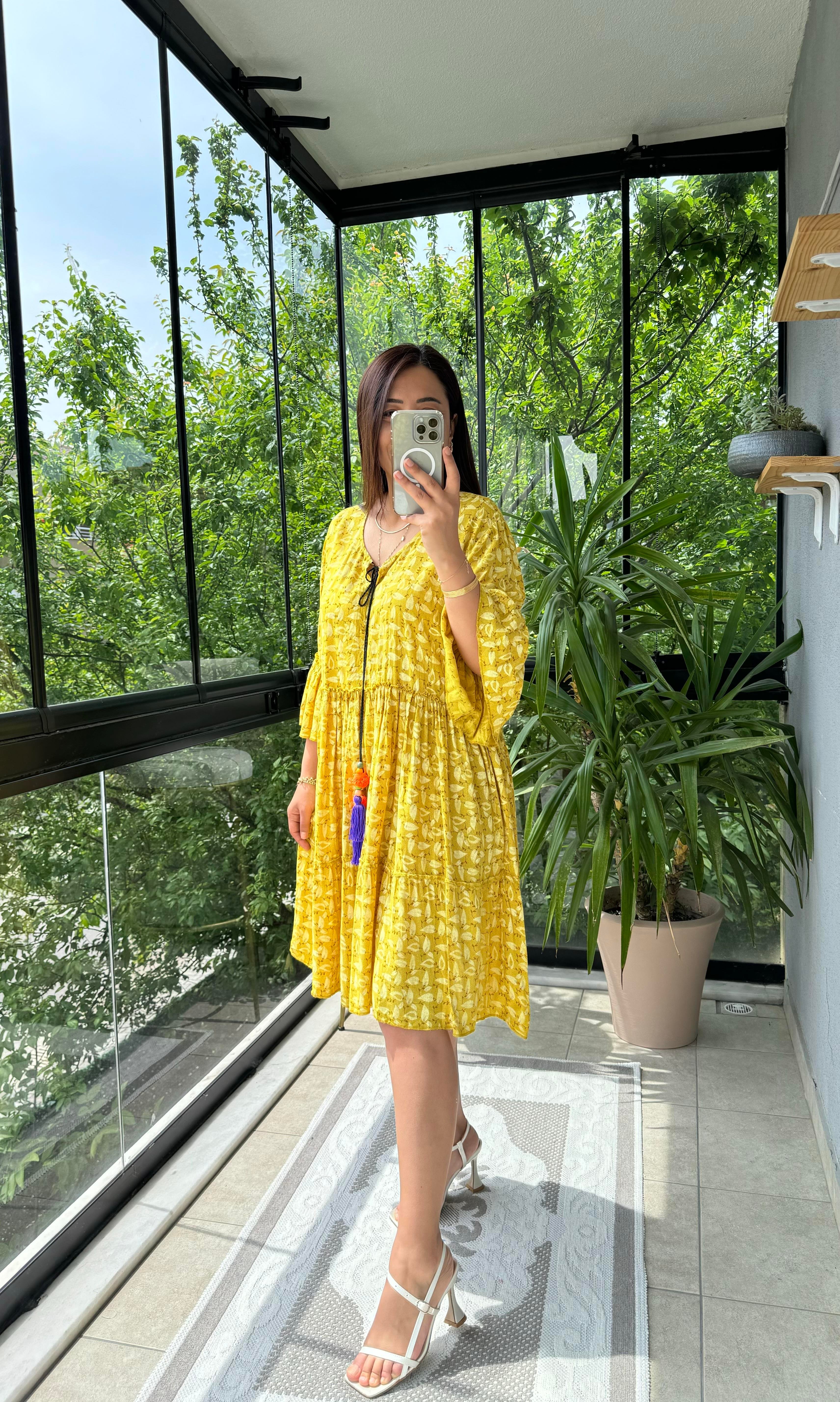 Yaprak Desen Kısa Elbise Sarı