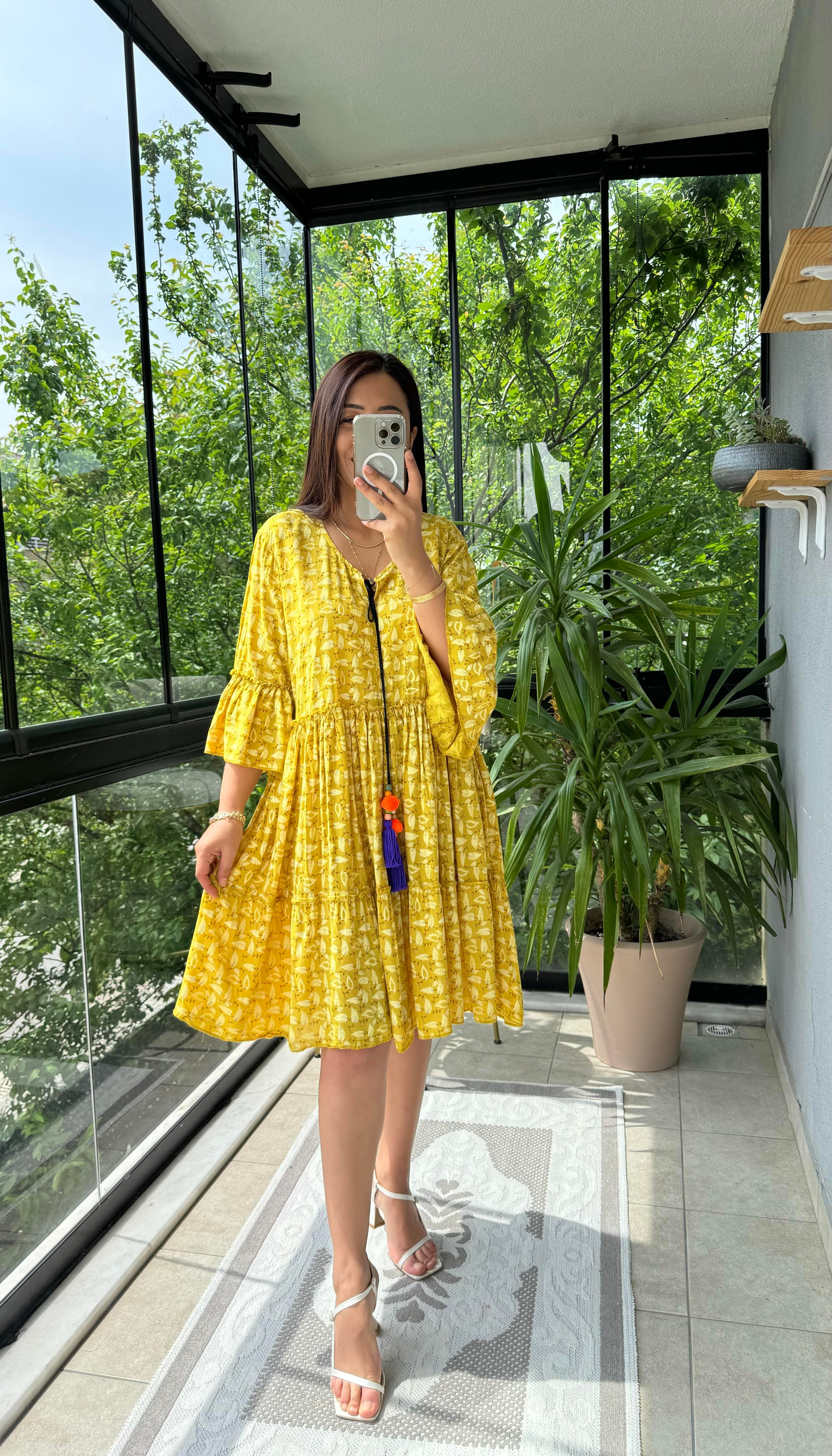 Yaprak Desen Kısa Elbise Sarı