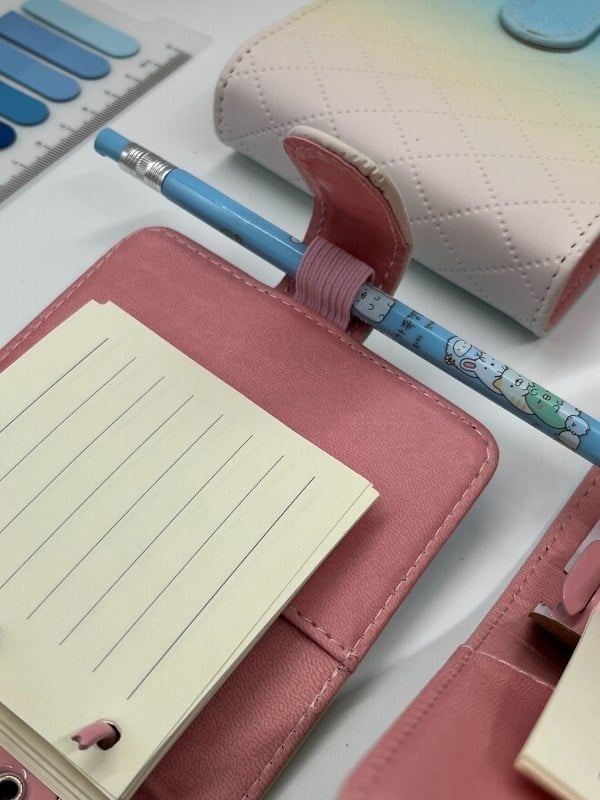 Mini Boy Mavi Beyaz Tonları Mıknatıslı PU Deri Kapaklı Sürdürülebilir Ajanda/ Planner/ Binder Defter 80 Yaprak (Çizgili, Değiştirilebilir Sayfa)