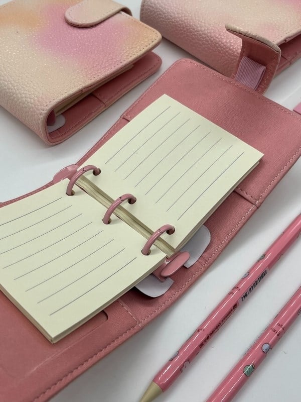  Mini Boy Pembe Krem Tonları Mıknatıslı PU Deri Kapaklı Sürdürülebilir Ajanda/ Planner/ Binder Defter 80 Yaprak (Çizgili, Değiştirilebilir Sayfa)