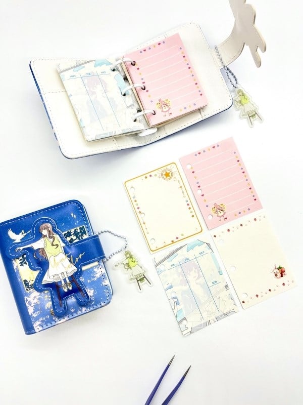 Gece Gökyüzünde Anime Kız Temalı Charmlı Mini Planlayıcı Spiralli Defter/80 Yaprak/Mıknatıslı Ajanda