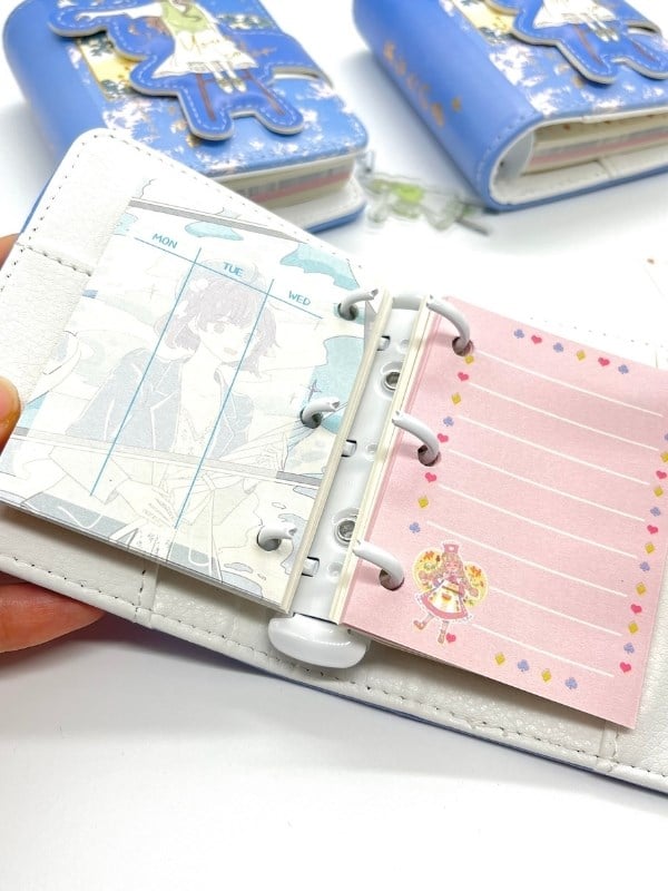Gece Gökyüzünde Anime Kız Temalı Charmlı Mini Planlayıcı Spiralli Defter/80 Yaprak/Mıknatıslı Ajanda