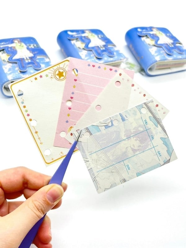 Gece Gökyüzünde Anime Kız Temalı Charmlı Mini Planlayıcı Spiralli Defter/80 Yaprak/Mıknatıslı Ajanda
