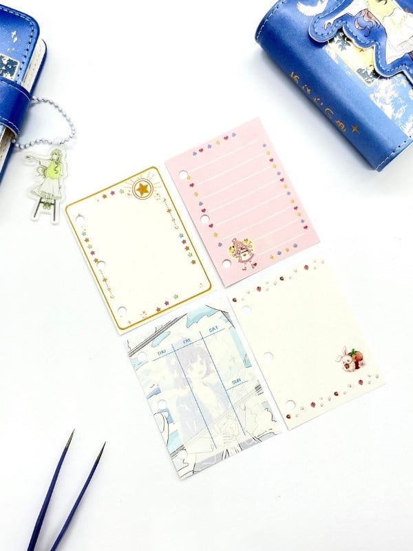 Gece Gökyüzünde Anime Kız Temalı Charmlı Mini Planlayıcı Spiralli Defter/80 Yaprak/Mıknatıslı Ajanda