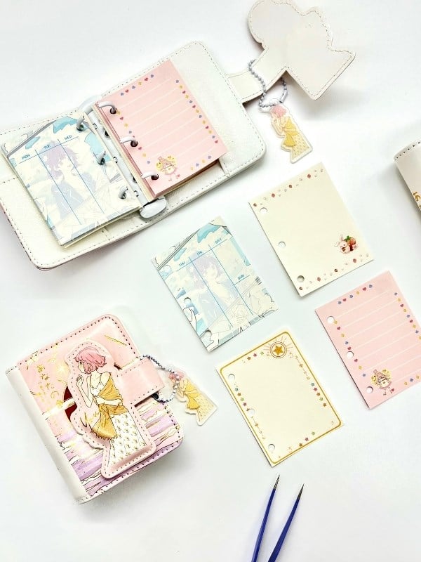 Golden Hour Anime Kız Temalı Charmlı Mini Planlayıcı Spiralli Defter/80 Yaprak/Mıknatıslı Ajanda