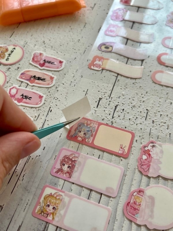 Kawaii Karakterli Açık Pembe 4 Yaprak 92 Adet Şeffaf Koruma Katmanlı Su Geçirmez Okul İsim Etiketi / Sticker / Bant 