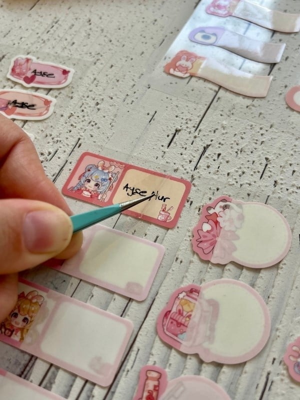 Kawaii Karakterli Açık Pembe 4 Yaprak 92 Adet Şeffaf Koruma Katmanlı Su Geçirmez Okul İsim Etiketi / Sticker / Bant 