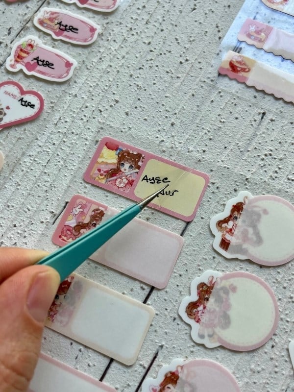 Kawaii Karakterli Koyu Pembe 4 Yaprak 92 Adet Şeffaf Koruma Katmanlı Su Geçirmez Okul İsim Etiketi / Sticker / Bant 
