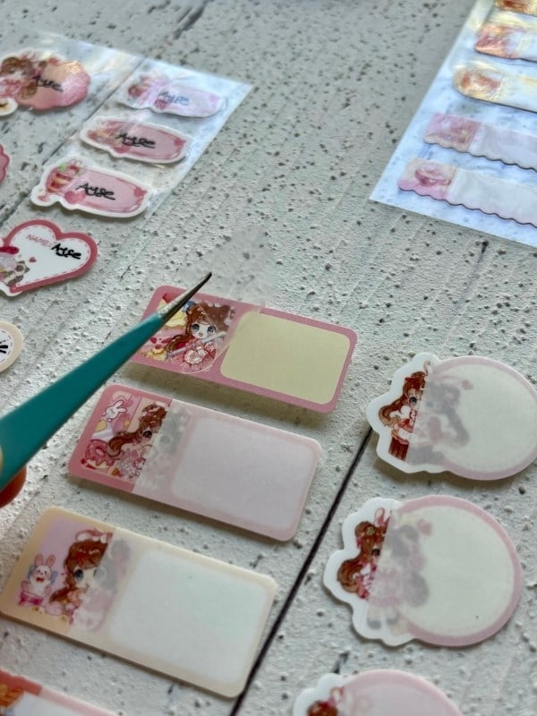 Kawaii Karakterli Koyu Pembe 4 Yaprak 92 Adet Şeffaf Koruma Katmanlı Su Geçirmez Okul İsim Etiketi / Sticker / Bant 