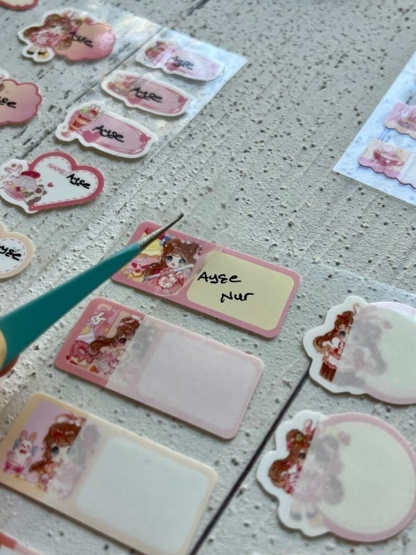 Kawaii Karakterli Koyu Pembe 4 Yaprak 92 Adet Şeffaf Koruma Katmanlı Su Geçirmez Okul İsim Etiketi / Sticker / Bant 