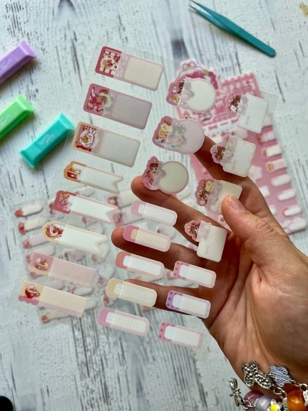 Kawaii Karakterli Koyu Pembe 4 Yaprak 92 Adet Şeffaf Koruma Katmanlı Su Geçirmez Okul İsim Etiketi / Sticker / Bant 