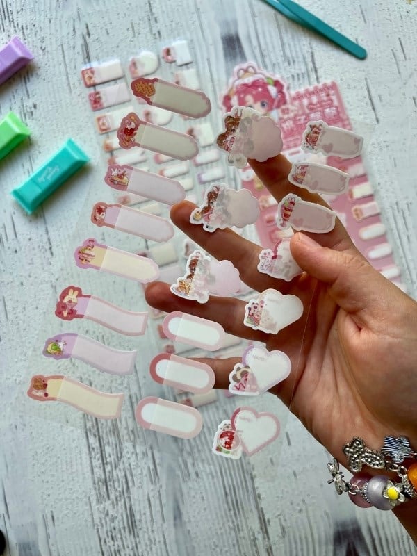 Kawaii Karakterli Koyu Pembe 4 Yaprak 92 Adet Şeffaf Koruma Katmanlı Su Geçirmez Okul İsim Etiketi / Sticker / Bant 