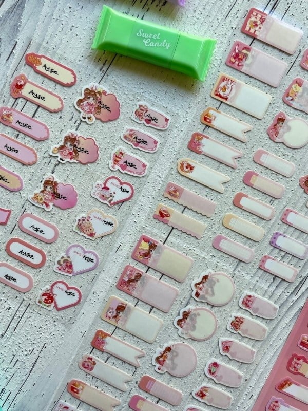 Kawaii Karakterli Koyu Pembe 4 Yaprak 92 Adet Şeffaf Koruma Katmanlı Su Geçirmez Okul İsim Etiketi / Sticker / Bant 