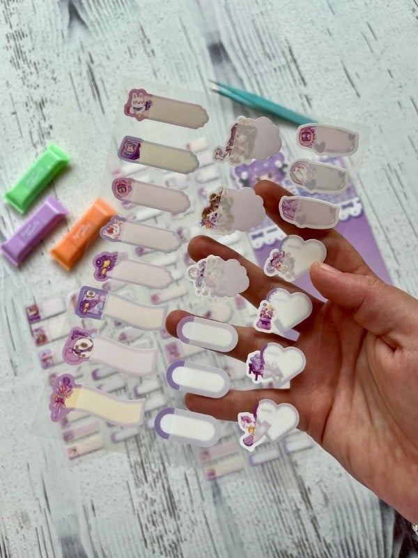 Kawaii Karakterli Mor 4 Yaprak 93 Adet Şeffaf Koruma Katmanlı Su Geçirmez Okul İsim Etiketi / Sticker / Çıkartma / Bant 