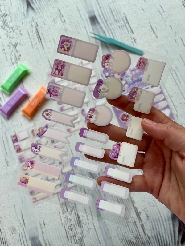 Kawaii Karakterli Mor 4 Yaprak 93 Adet Şeffaf Koruma Katmanlı Su Geçirmez Okul İsim Etiketi / Sticker / Çıkartma / Bant 