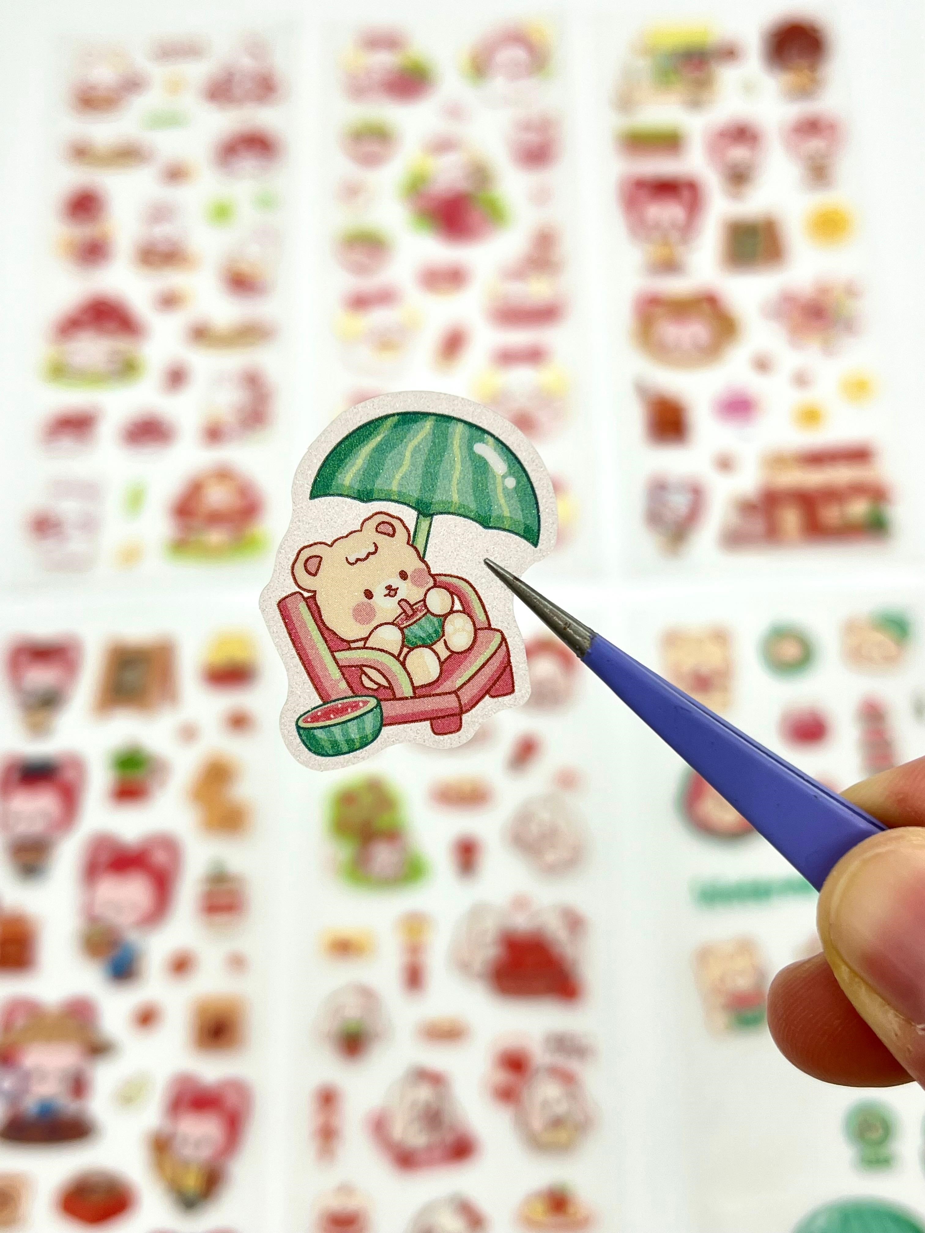 Kawaii Kırmızı Meyveler ve Sevimli Hayvanlar Temalı 6 Yaprak 130 Adet Sticker Seti /Etiket/Çıkartma