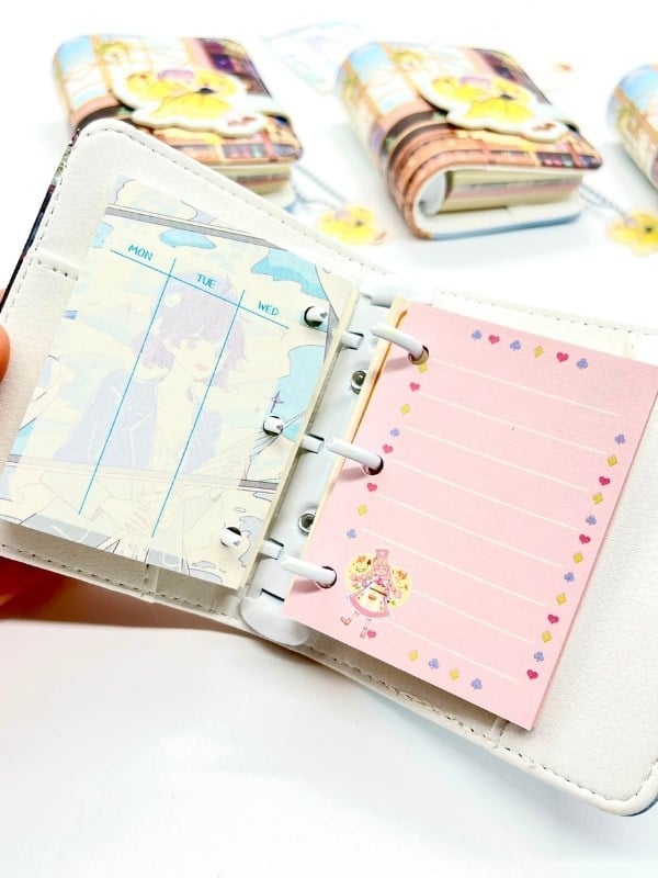 Kawaii Storybook Kitap Okuyan Kız Temalı Charmlı Mini Planlayıcı Spiralli Defter/80 Yaprak/Ajanda
