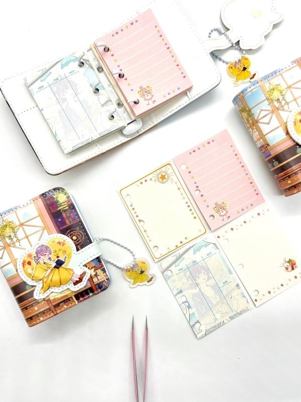Kawaii Storybook Kitap Okuyan Kız Temalı Charmlı Mini Planlayıcı Spiralli Defter/80 Yaprak/Ajanda