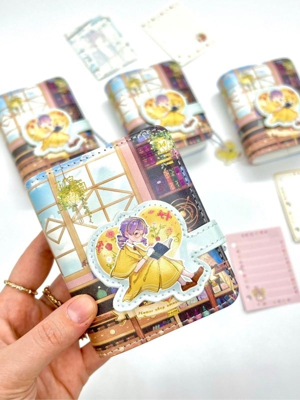 Kawaii Storybook Kitap Okuyan Kız Temalı Charmlı Mini Planlayıcı Spiralli Defter/80 Yaprak/Ajanda