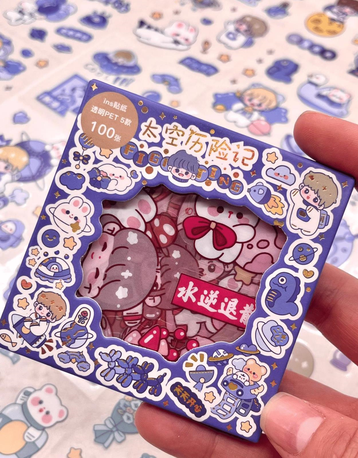 Meraklı Çocuk ve Ayıcık Uzayda 100 Yaprak 500 Adet Mavi Mini Kutu Şeffaf Pet  Sticker Seti / Etiket/ Çıkartma/ Su Geçirmez