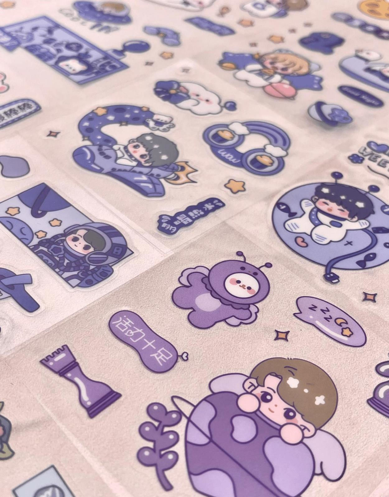 Meraklı Çocuk ve Ayıcık Uzayda 100 Yaprak 500 Adet Mavi Mini Kutu Şeffaf Pet  Sticker Seti / Etiket/ Çıkartma/ Su Geçirmez