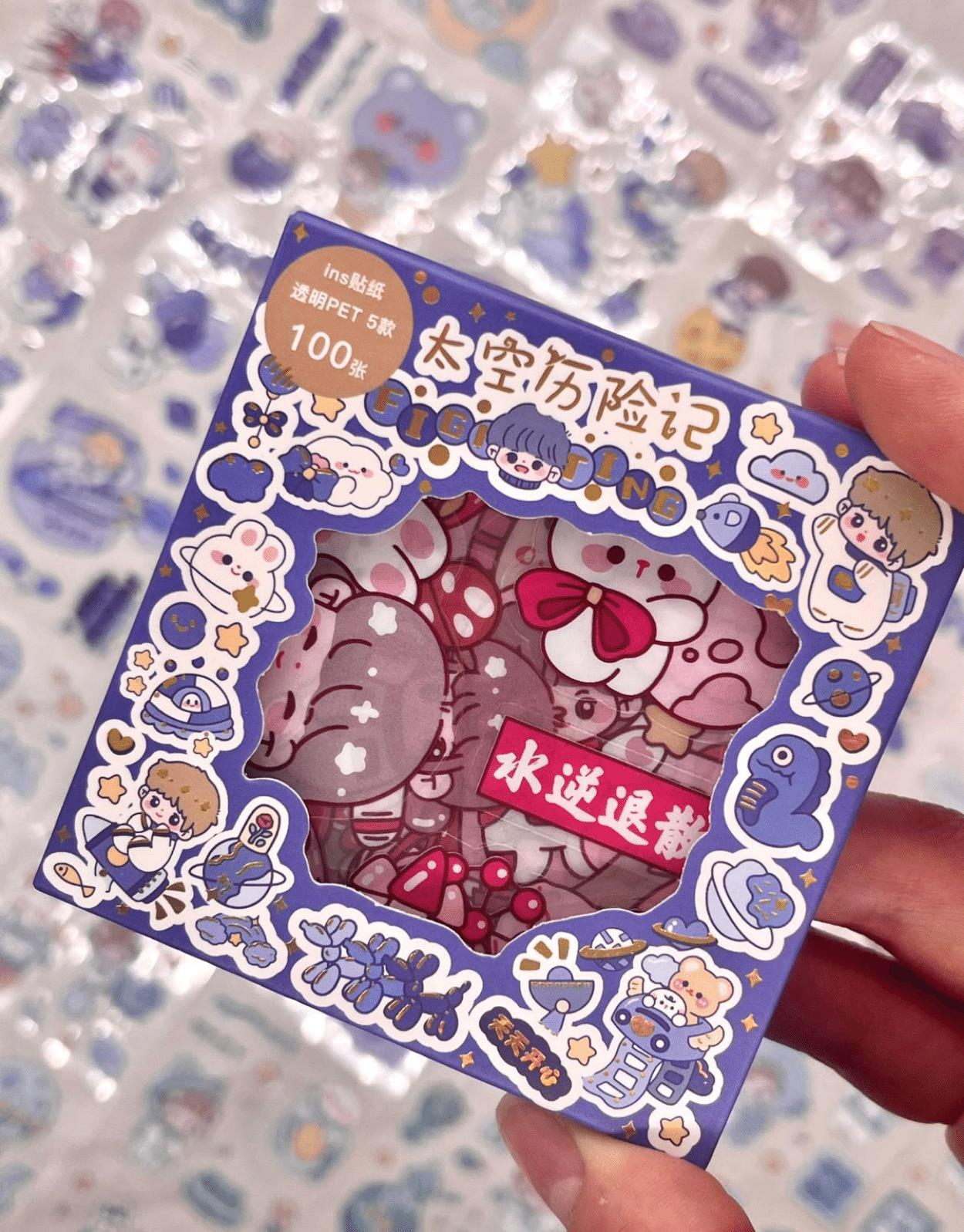 Meraklı Çocuk ve Ayıcık Uzayda 100 Yaprak 500 Adet Mavi Mini Kutu Şeffaf Pet  Sticker Seti / Etiket/ Çıkartma/ Su Geçirmez