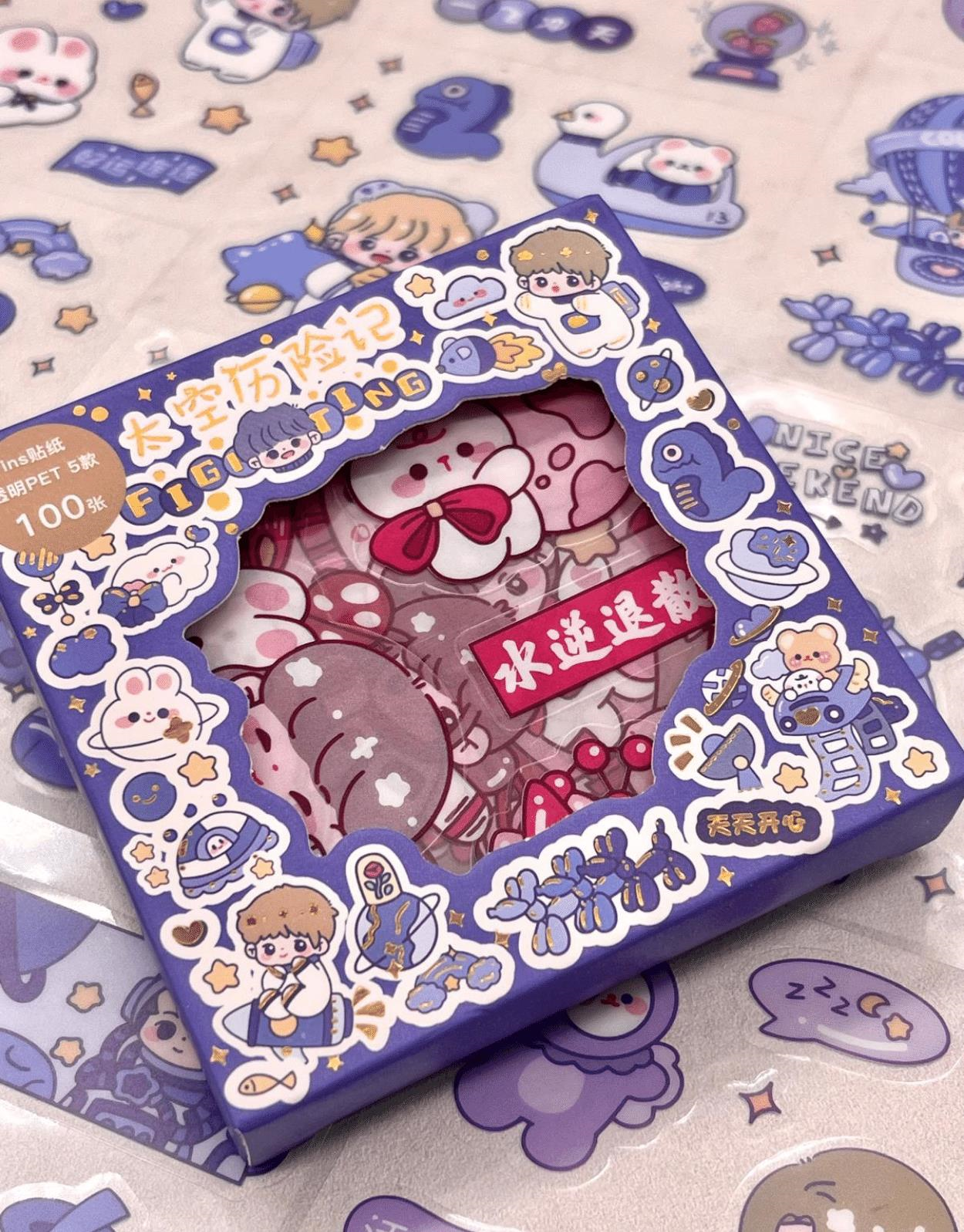 Meraklı Çocuk ve Ayıcık Uzayda 100 Yaprak 500 Adet Mavi Mini Kutu Şeffaf Pet  Sticker Seti / Etiket/ Çıkartma/ Su Geçirmez