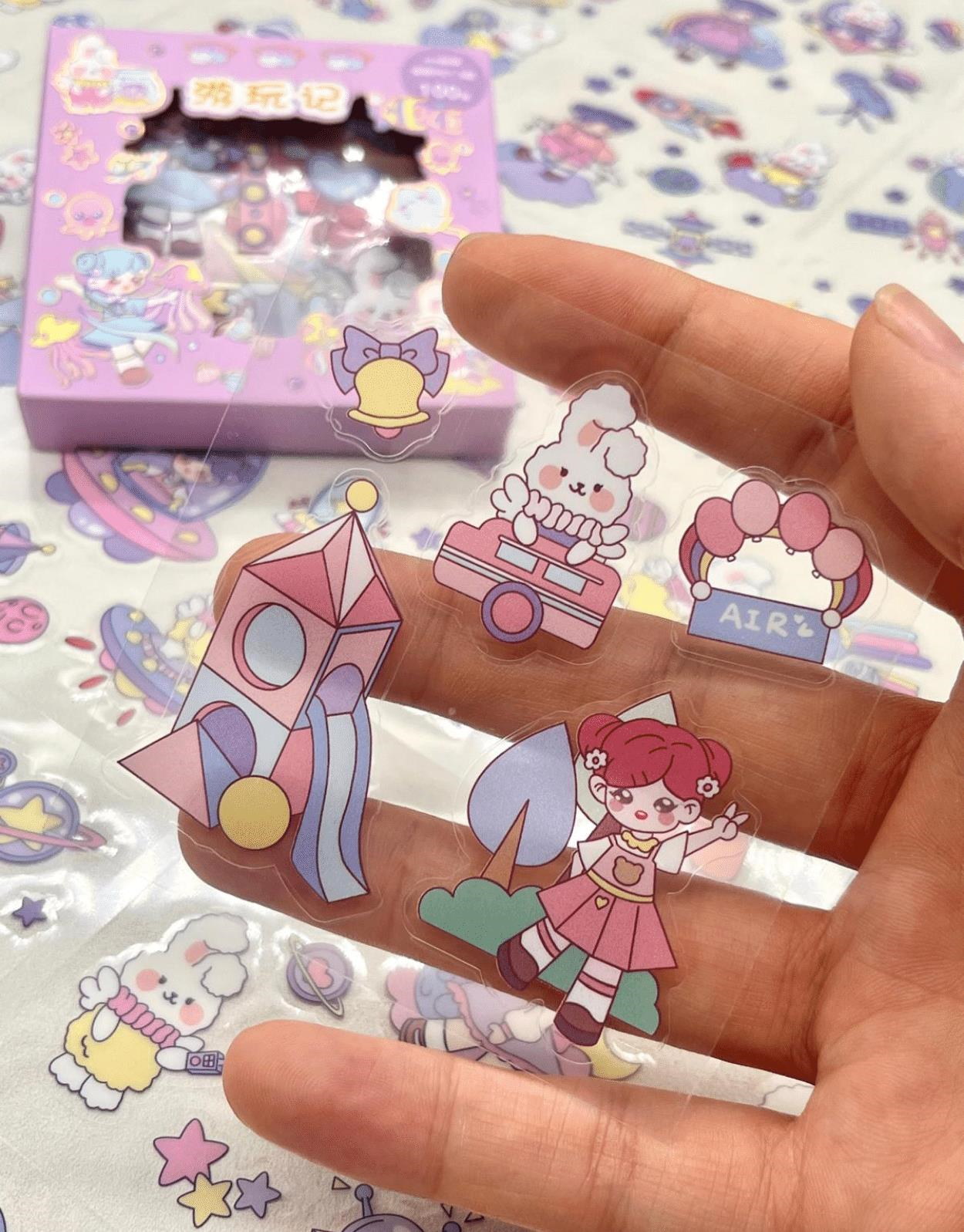 Meraklı Kız ve Tavşancık Uzayda 100 Yaprak 500 Adet Mor Mini Kutu Şeffaf Pet Sticker Seti/ Etiket/Çıkartma Su Geçirmez