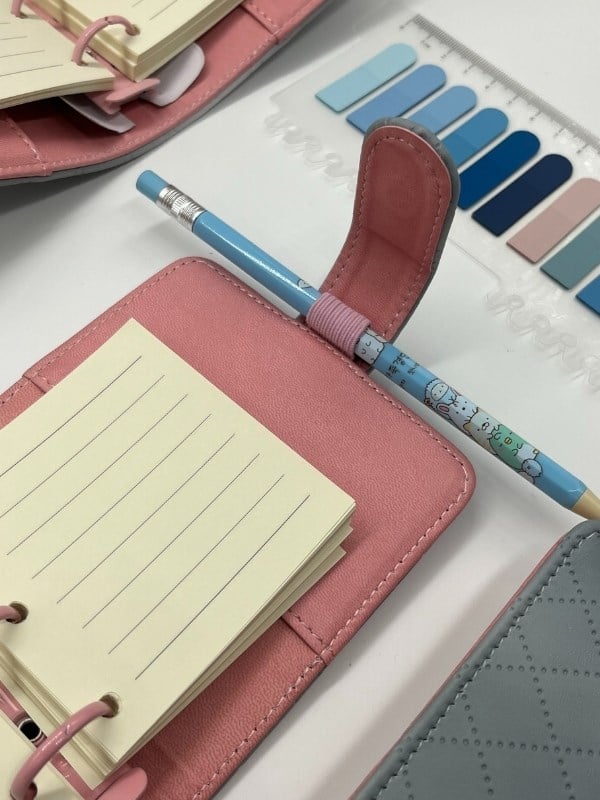 Mini Boy Beyaz Gri Tonları Mıknatıslı PU Deri Kapaklı Sürdürülebilir Ajanda/ Planner/ Binder Defter 80 Yaprak (Çizgili, Değiştirilebilir Sayfa)
