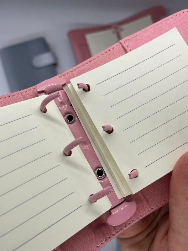 Mini Boy Beyaz Gri Tonları Mıknatıslı PU Deri Kapaklı Sürdürülebilir Ajanda/ Planner/ Binder Defter 80 Yaprak (Çizgili, Değiştirilebilir Sayfa)